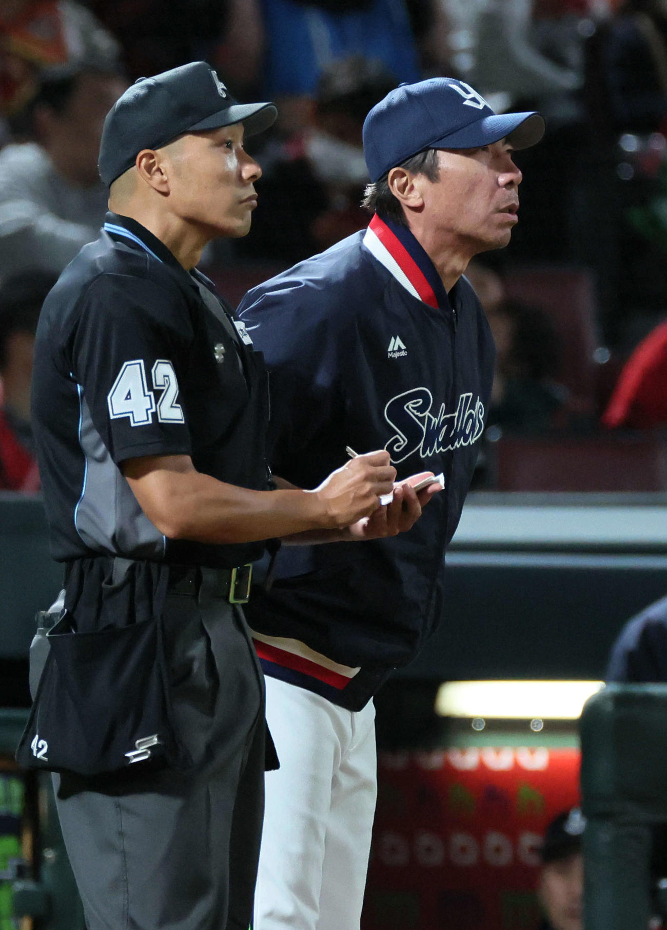 広島対ヤクルト　8回表終了時、交代を告げる高津監督（撮影・加藤孝規）