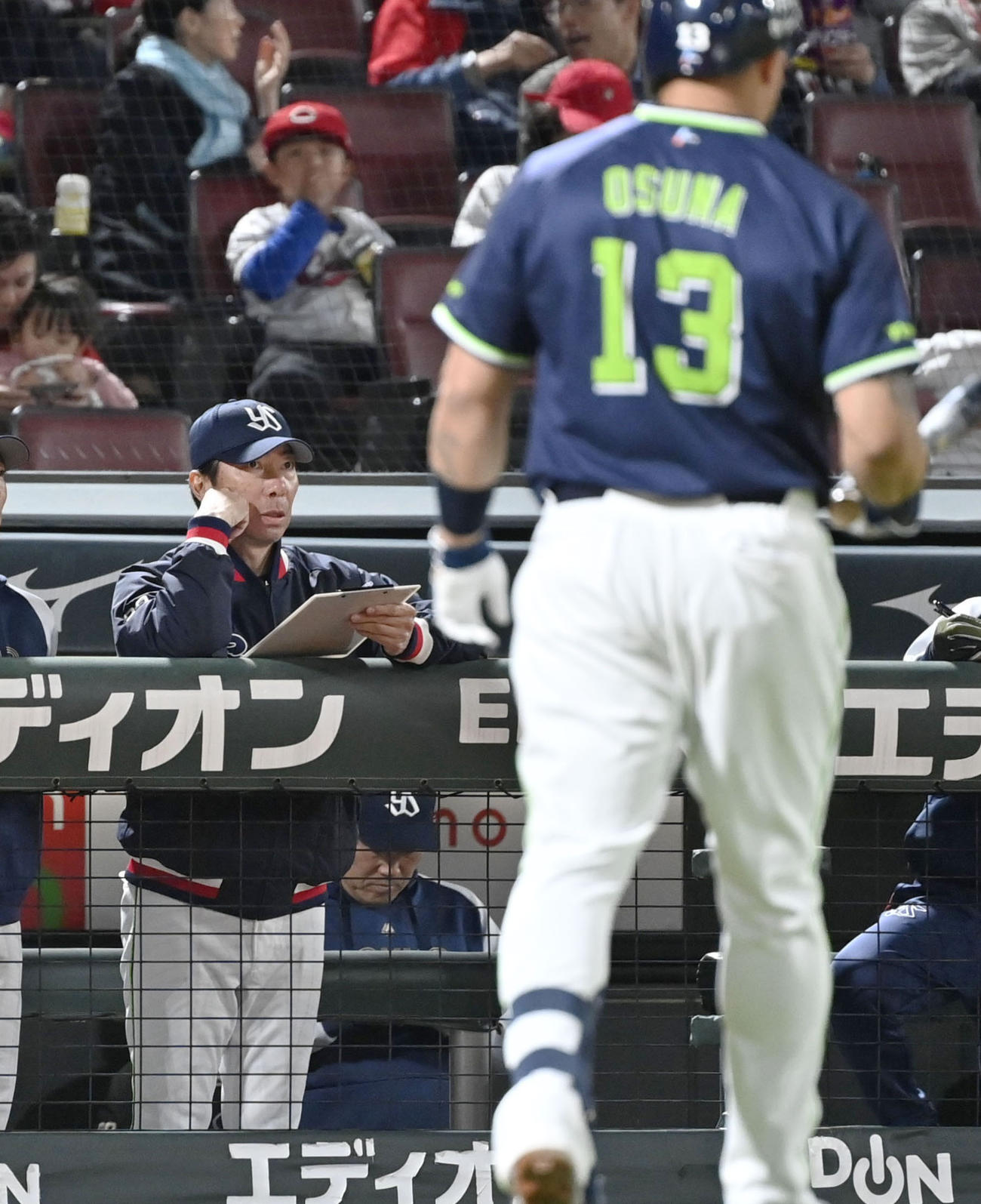 8回、ベンチで試合を見守るヤクルト・高津監督。手前は捕邪飛に倒れたオスナ（共同）