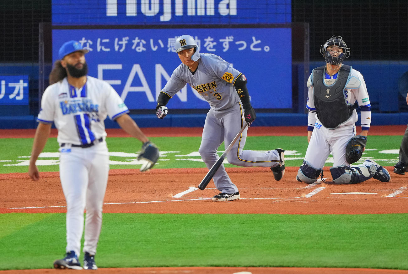 DeNA対阪神　1回表阪神2死一塁、左前打を放つ大山。投手ジャクソン（撮影・垰建太）