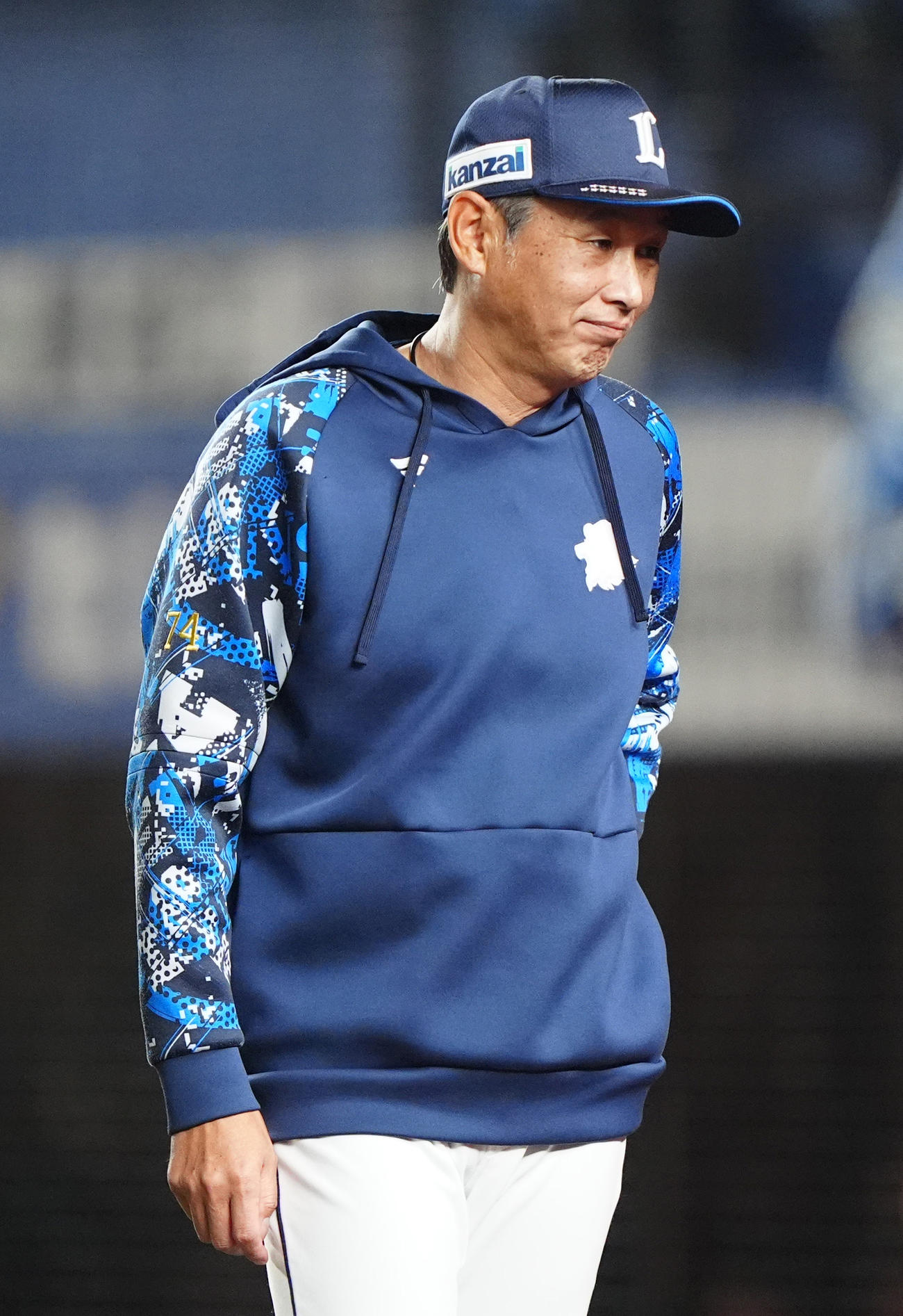 ロッテ対西武　6回裏、投手交代を告げる西武西口監督（撮影・清水貴仁）