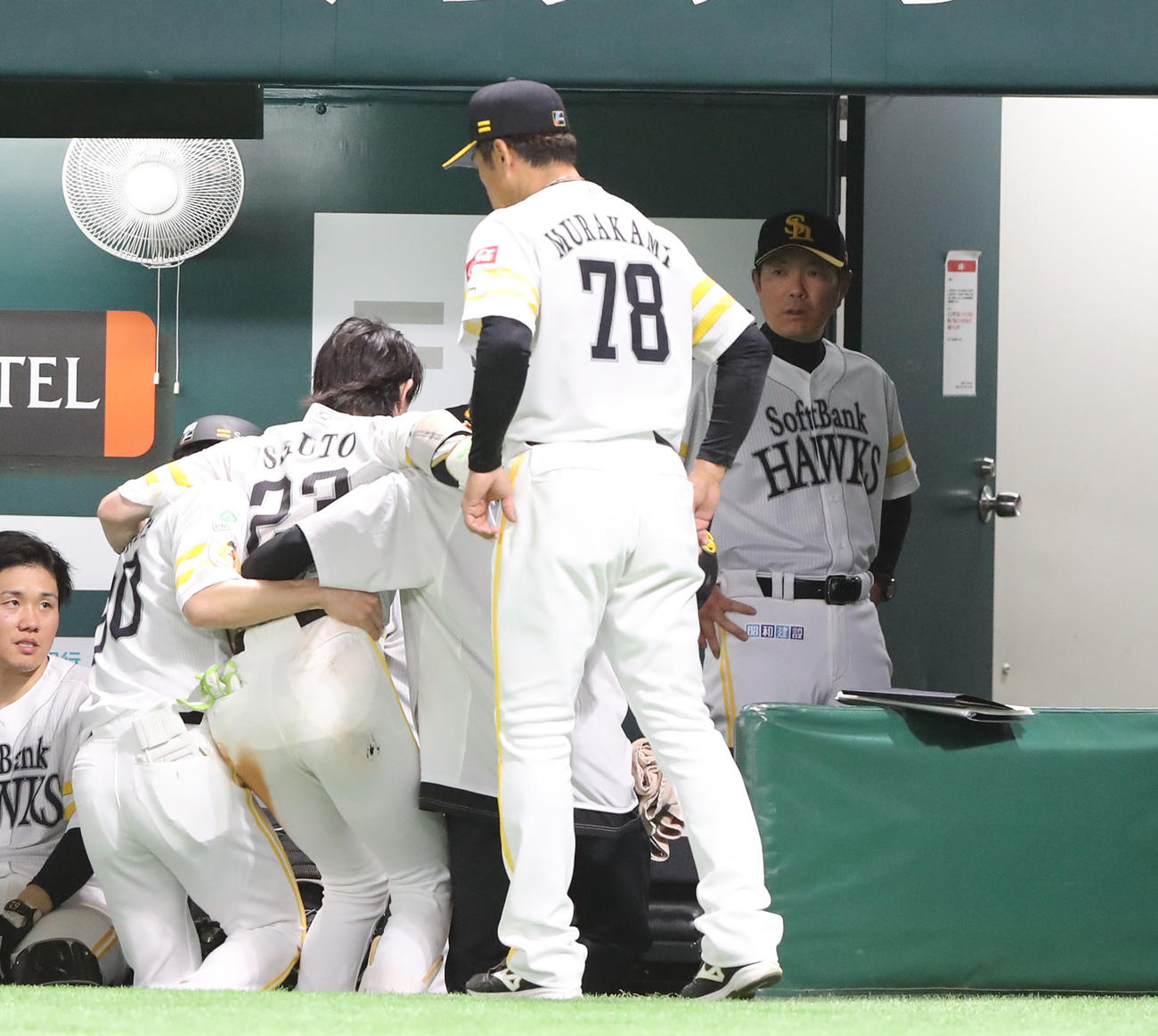ソフトバンク対オリックス　6回裏ソフトバンク2死三塁、周東は右足に死球を受け交代、ベンチ裏に引きあげる、心配そうに見る小久保監督（撮影・梅根麻紀）