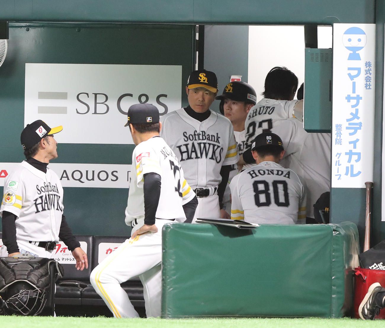 ソフトバンク対オリックス　6回裏ソフトバンク2死三塁、周東は右足に死球を受け交代、ベンチ裏に引きあげる、心配そうに見る小久保監督（撮影・梅根麻紀）