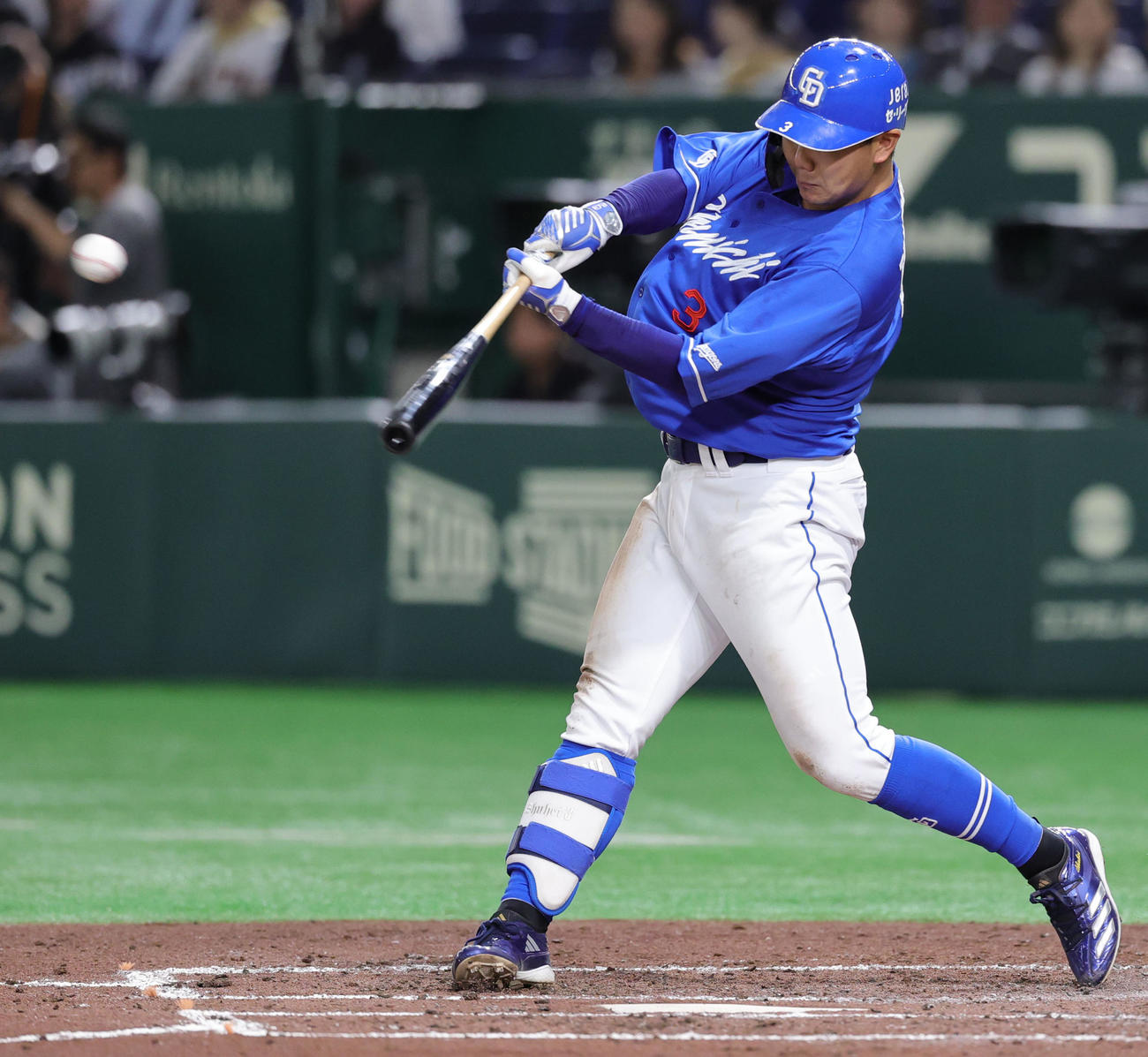 巨人対中日　4回表中日無死、中前打を放つ高橋周（撮影・野上伸悟）