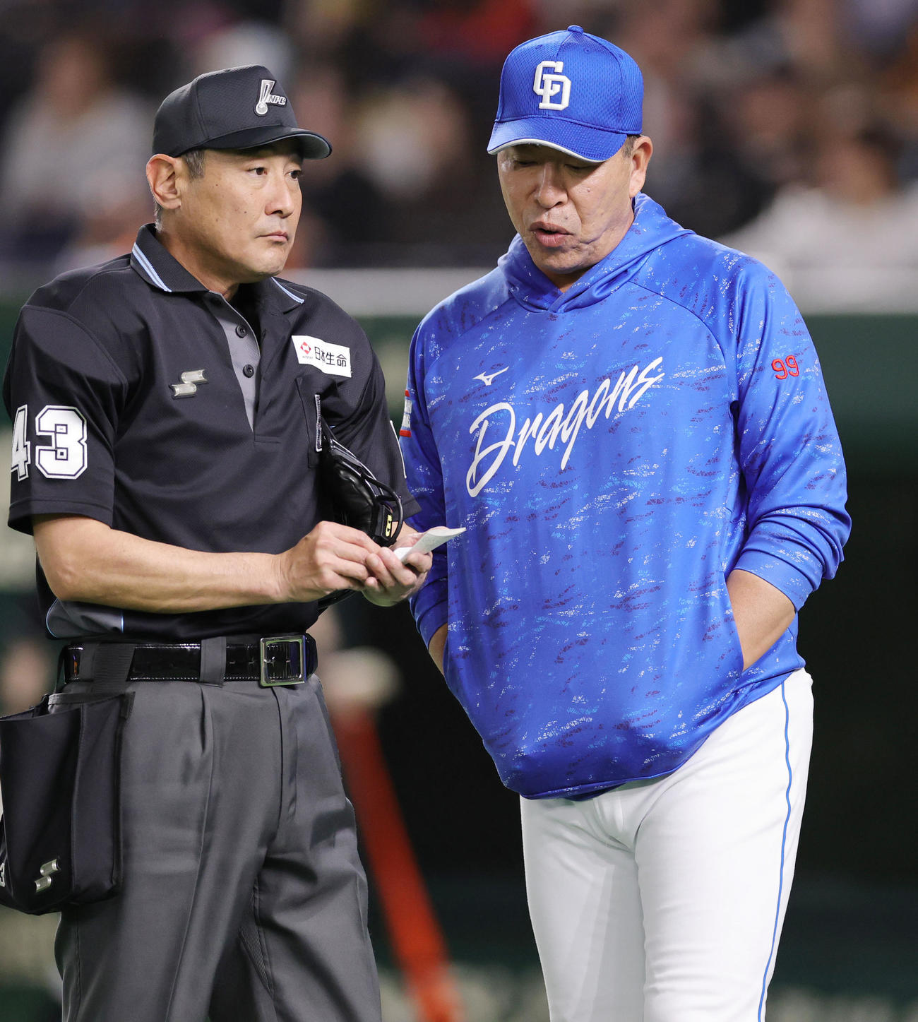 巨人対中日　選手交代を告げる中日井上監督（撮影・野上伸悟）