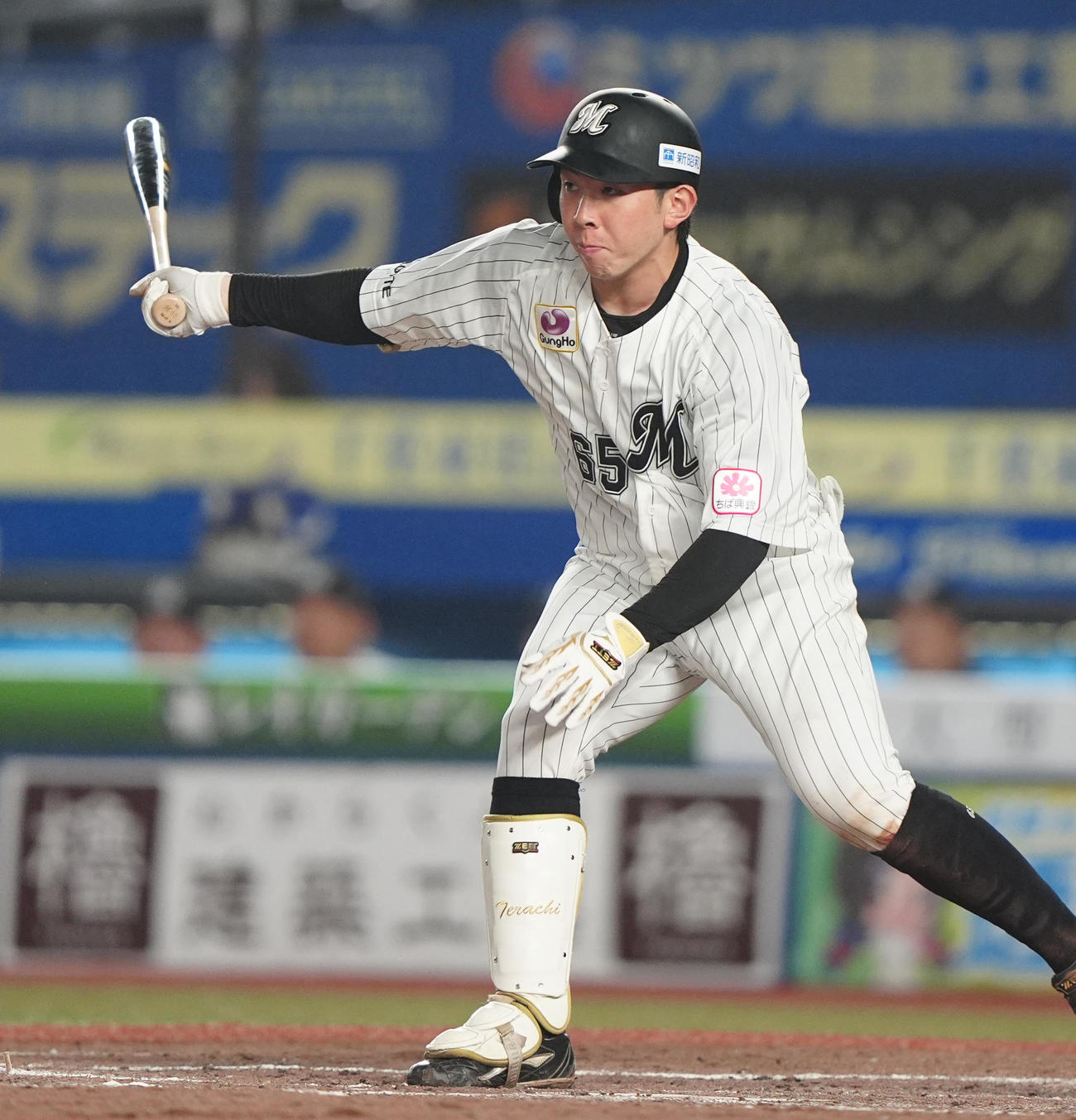 ロッテ対西武　3回裏ロッテ2死三塁、遊撃への適時内野安打を放つ寺地（撮影・清水貴仁）