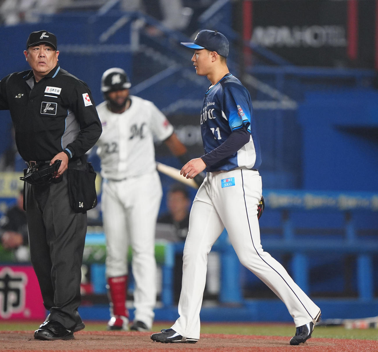 ロッテ対西武　3回裏ロッテ1死一、二塁、　中村奨に左中間へ適時二塁打を浴びる菅井（撮影・清水貴仁）