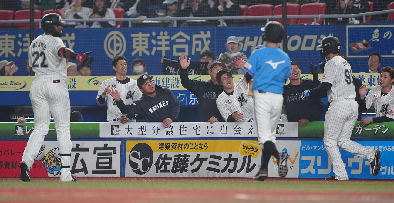 ロッテ対西武　3回裏ロッテ1死二、三塁、ポランコ（左端）の右犠飛で勝ち越しとなり盛り上がるロッテナイン（撮影・清水貴仁）