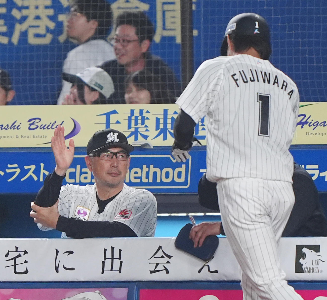 ロッテ対西武　3回裏ロッテ1死一、二塁、中村奨の適時二塁打で生還した藤原（右）を出迎える吉井監督（撮影・清水貴仁）