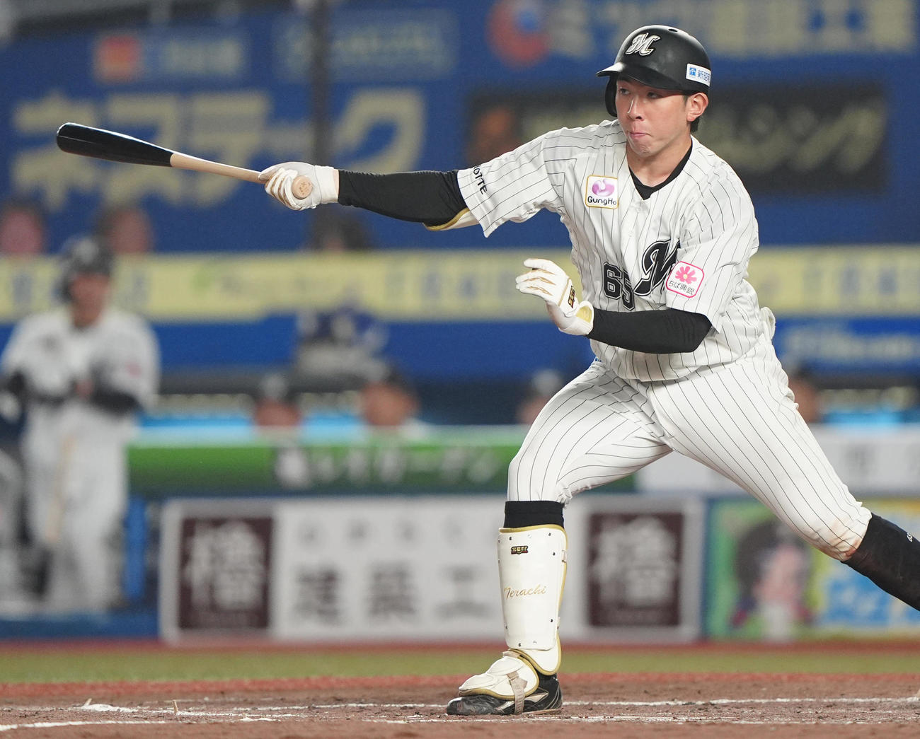 ロッテ対西武　3回裏ロッテ2死三塁、遊撃への適時内野安打を放つ寺地（撮影・清水貴仁）