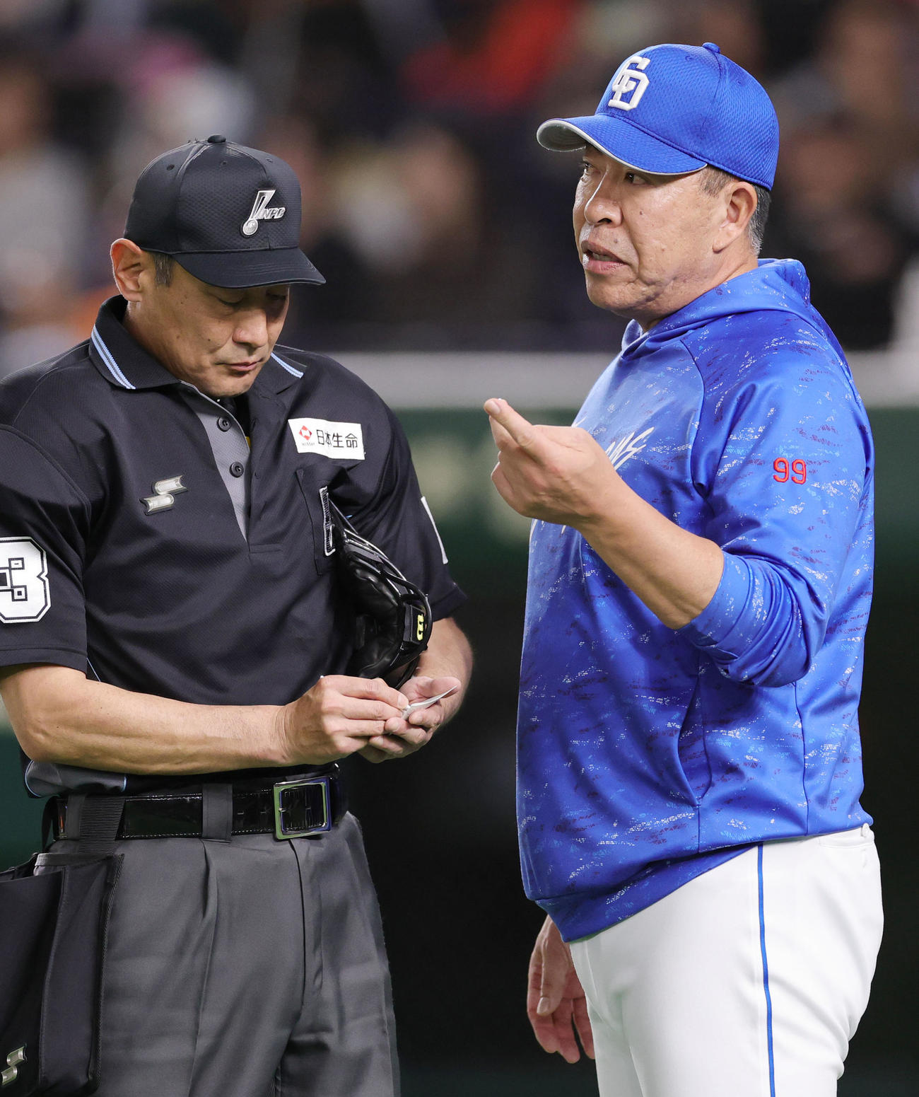 巨人対中日　選手交代を告げる中日井上監督（撮影・野上伸悟）