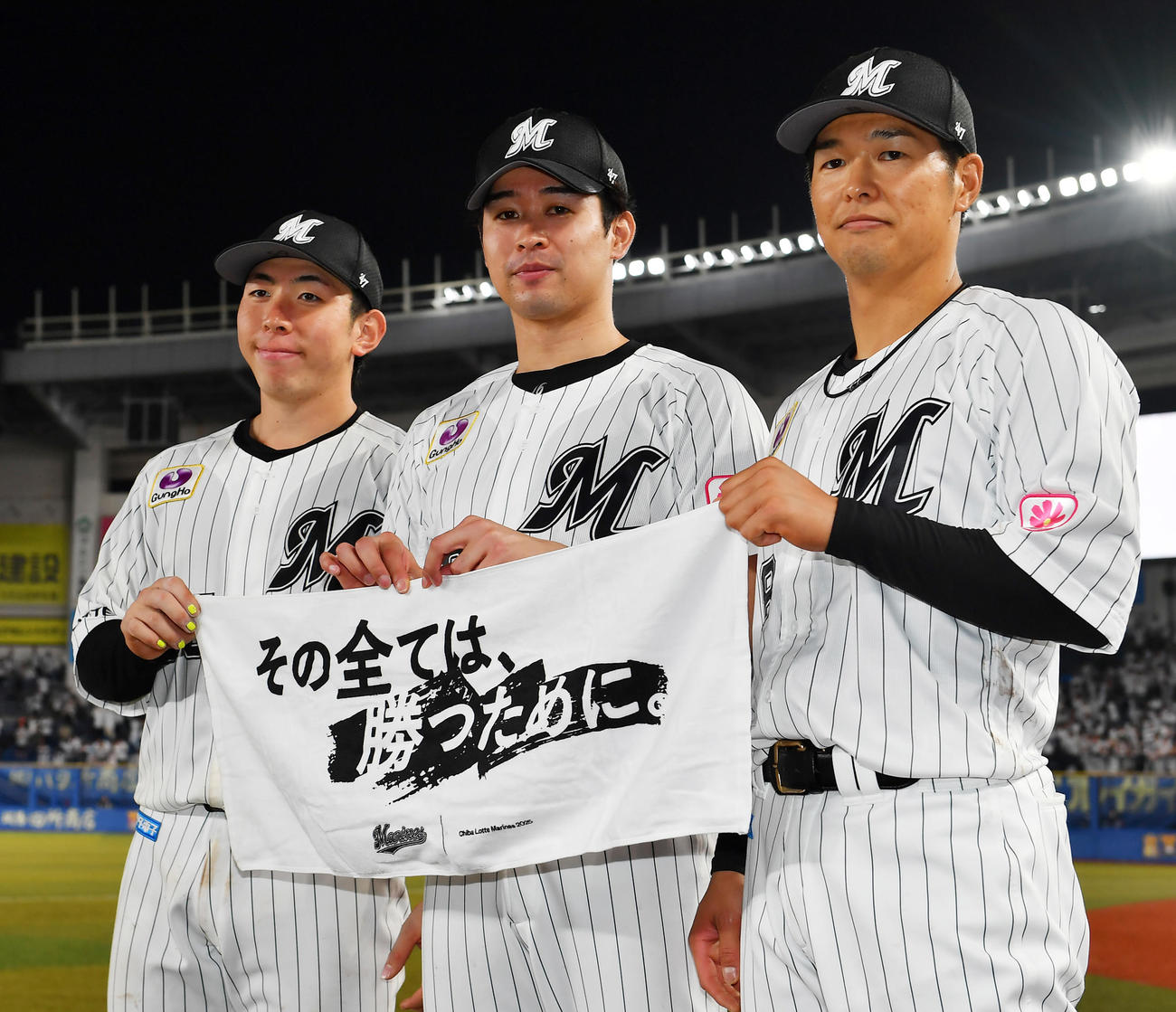 ロッテ対西武　試合後、記念撮影を行うロッテ選手たち、左から寺地、種市、中村奨（撮影・清水貴仁）