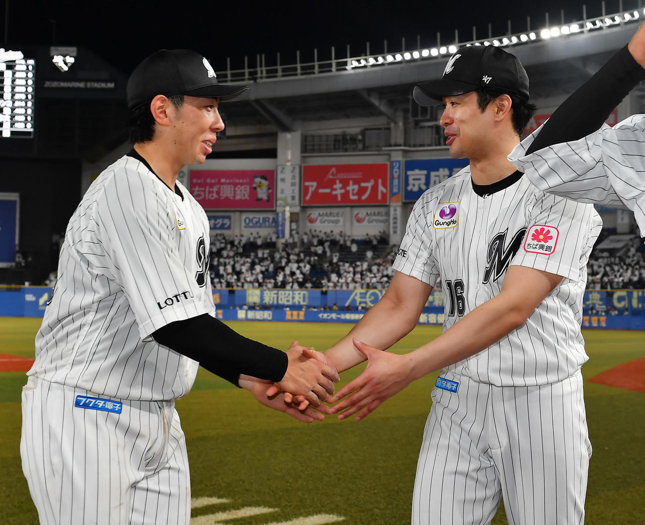 ロッテ対西武　試合後、握手を交わす寺地（左）と勝利投手種市バッテリー（撮影・清水貴仁）