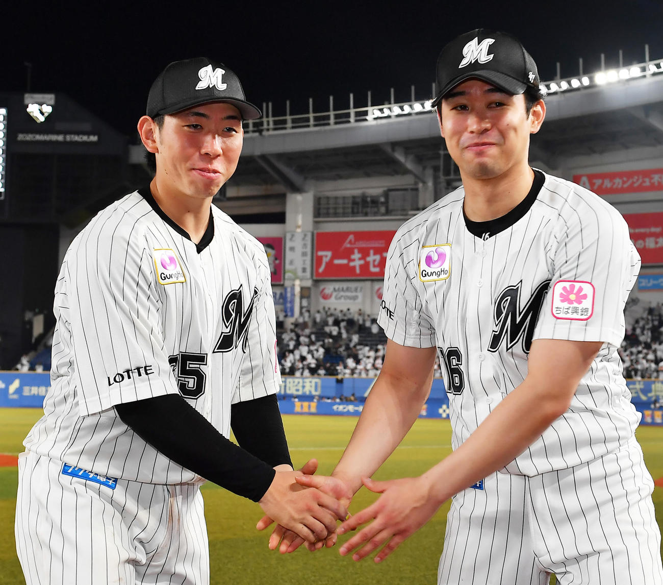 ロッテ対西武　試合後、握手を交わす寺地（左）と勝利投手の種市（撮影・清水貴仁）