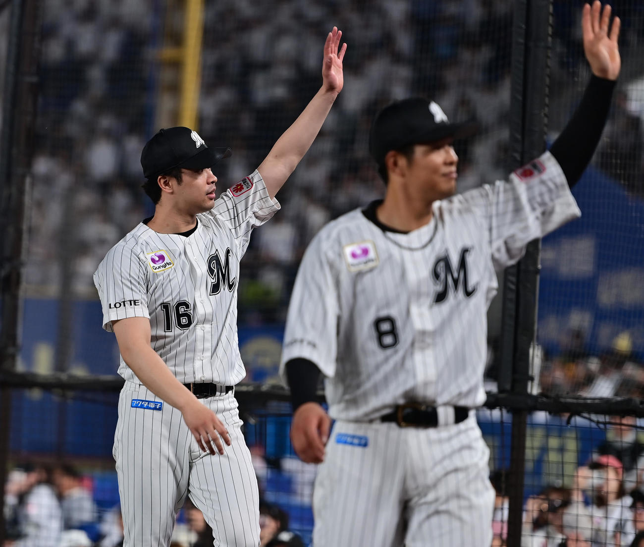 ロッテ対西武　試合後、ファンに手を振る勝利投手の種市（左）、中村奨（撮影・清水貴仁）