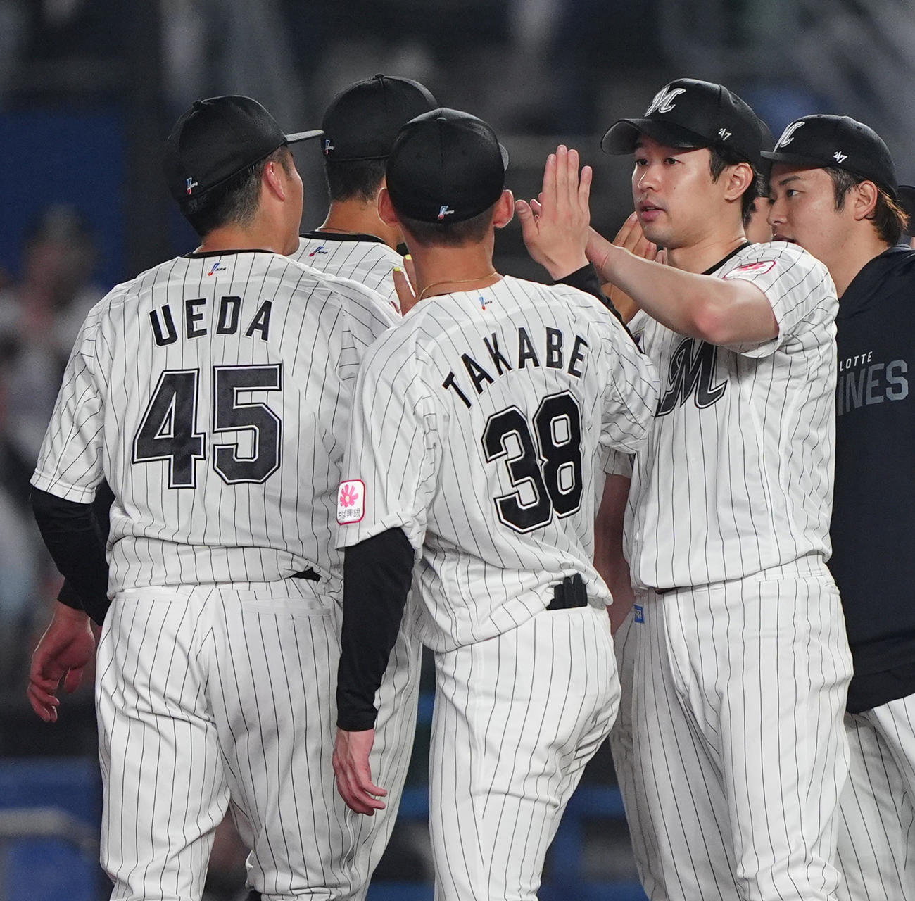 ロッテ対西武　快勝し選手を出迎える勝利投手の種市（右）（撮影・清水貴仁）