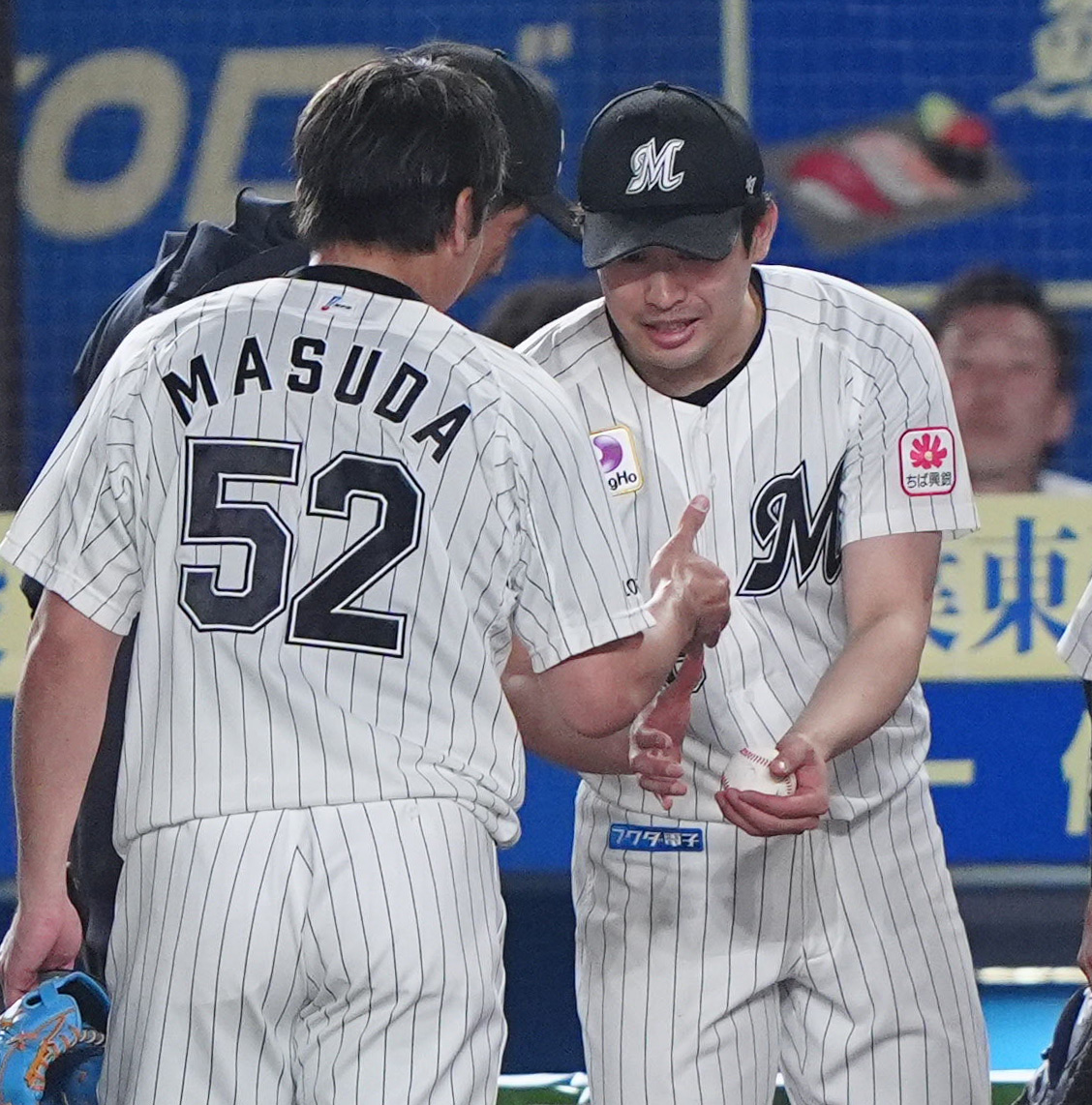 ロッテ対西武　試合後、ロッテ益田（左）から勝利球を受け取る種市（撮影・清水貴仁）