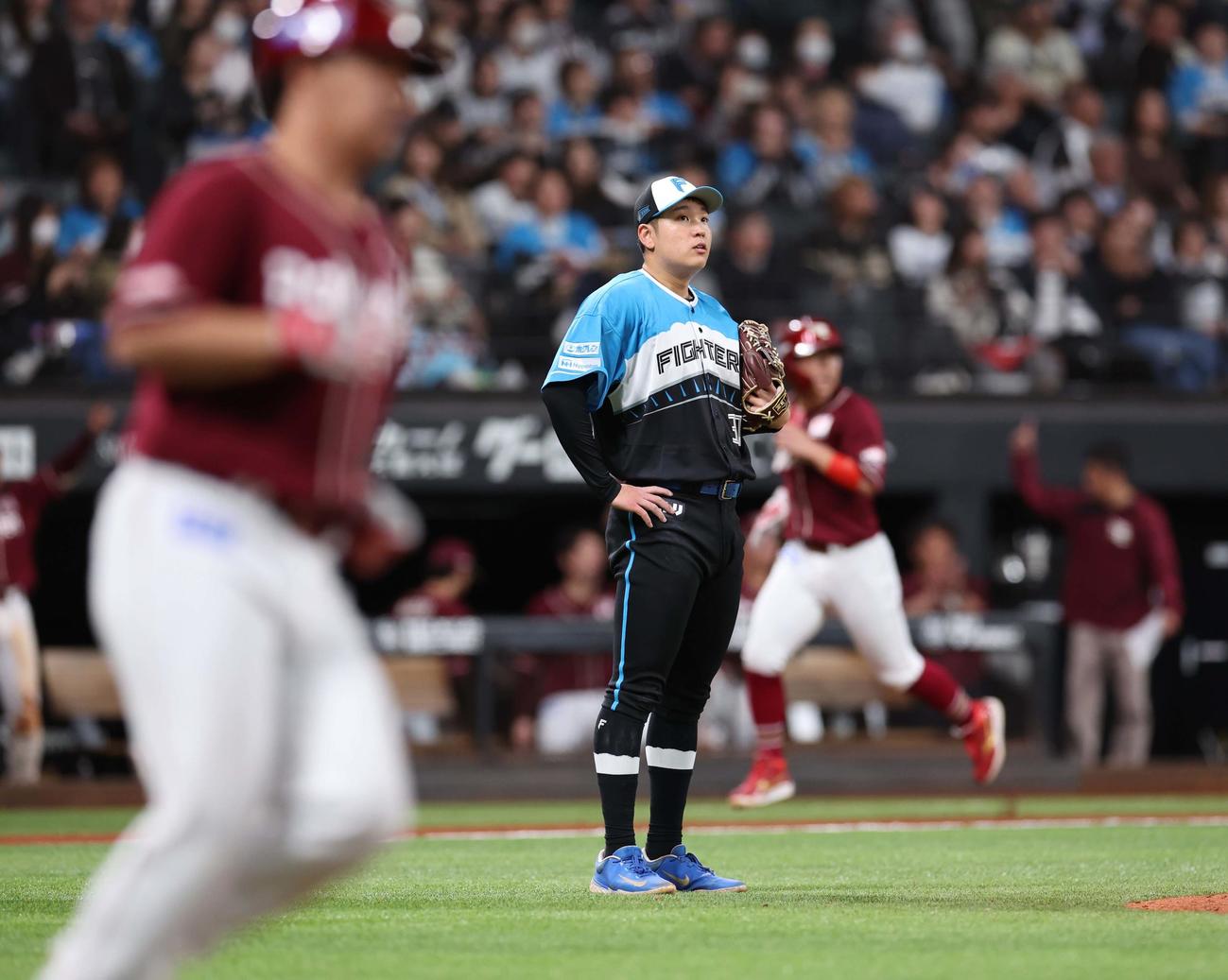 日本ハム対楽天　6回表楽天2死一、二塁、浅村（手前）に右越え3点本塁打を浴びる古林睿煬（撮影・黒川智章）