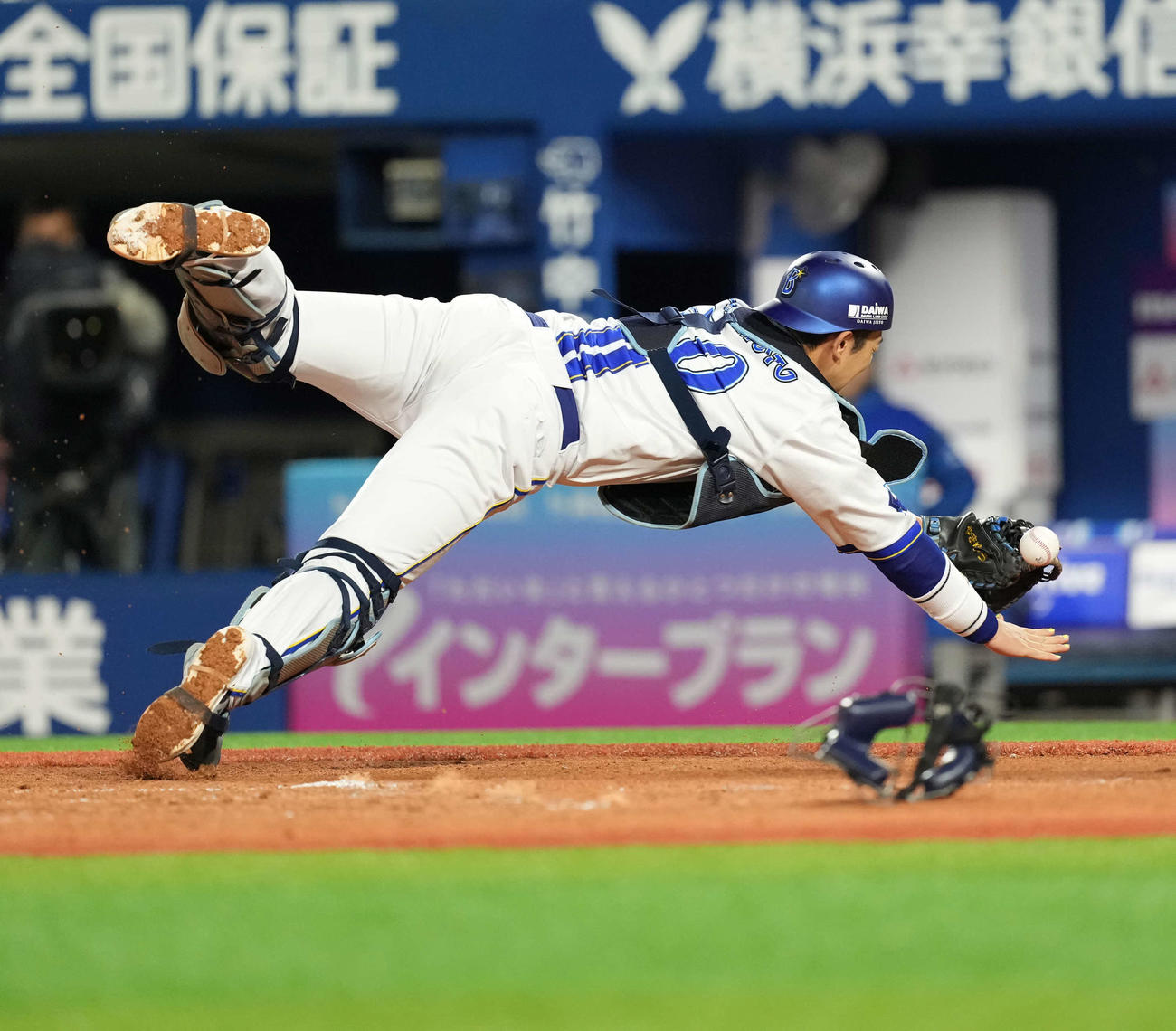 DeNA対阪神　3回表阪神1死一、二塁、門別の邪飛を追う山本（撮影・井上学）