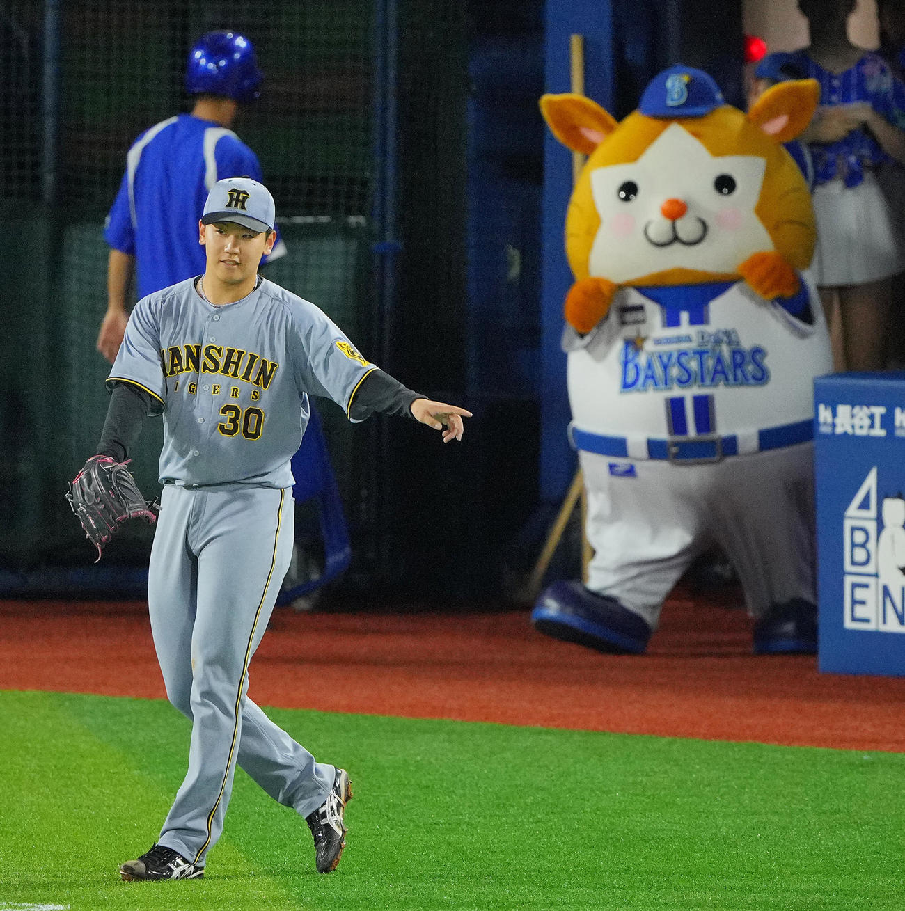 DeNA対阪神　5回裏DeNA2死一塁、代打度会を右飛に仕留め無失点の門別は笑顔を見せる（撮影・垰建太）