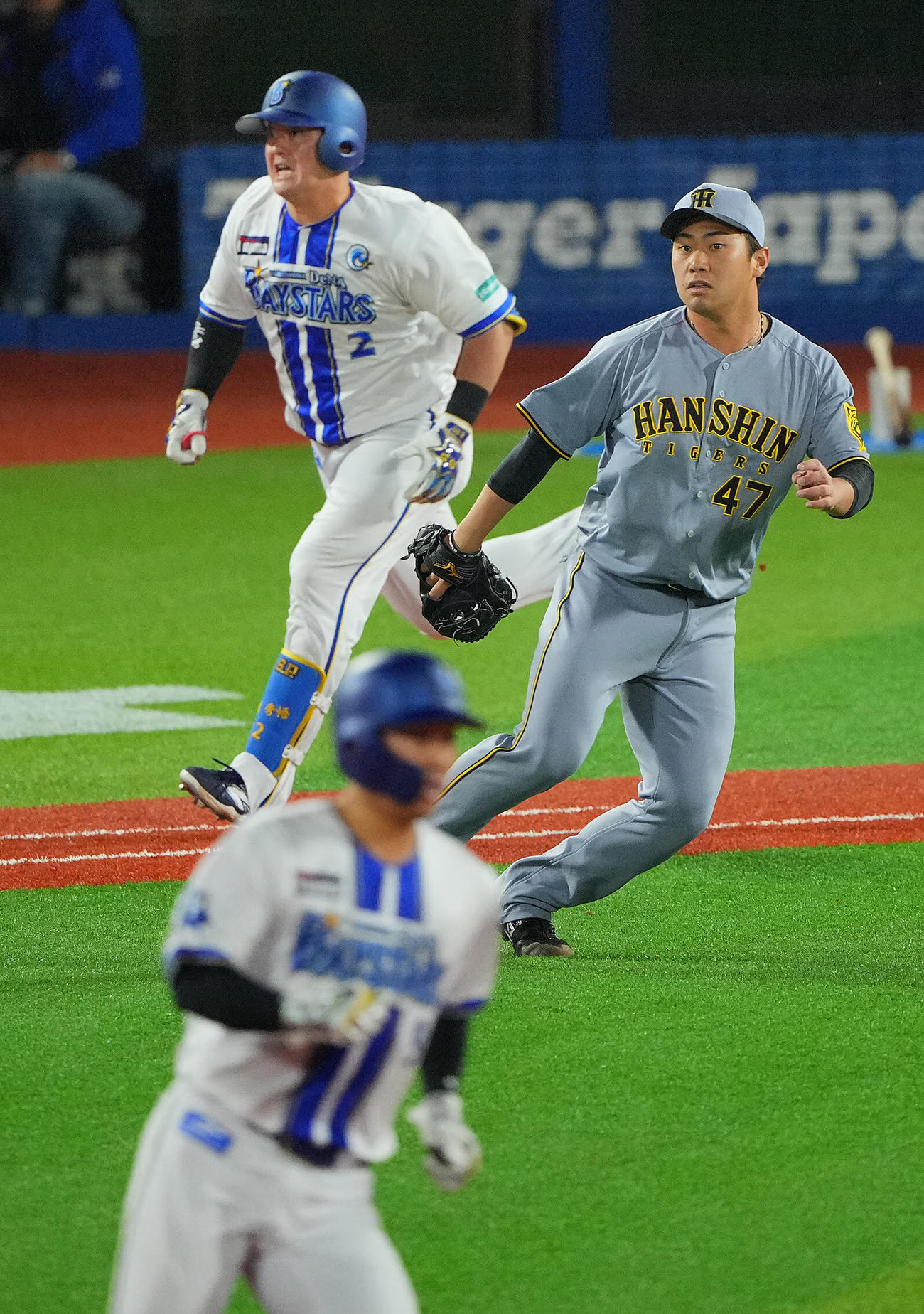 DeNA対阪神　6回裏DeNA1死一、三塁、牧（左）に適時打を許す桐敷（撮影・垰建太）