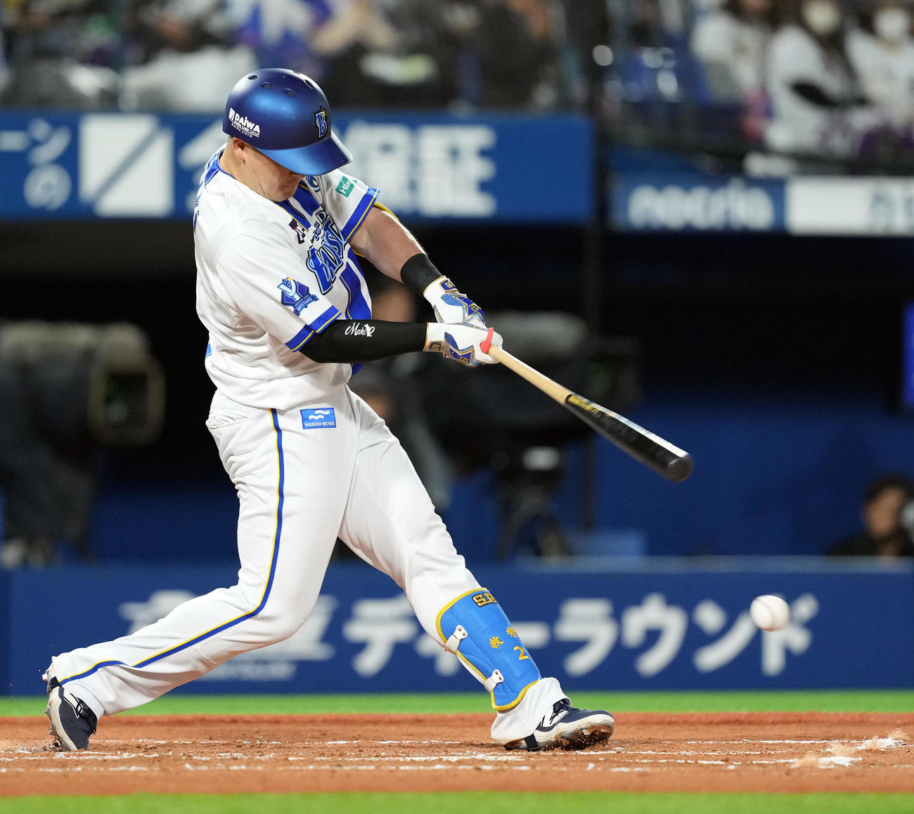 DeNA対阪神　6回裏DeNA1死一、三塁、右前に同点適時打を放つ牧（撮影・たえ見朱実）
