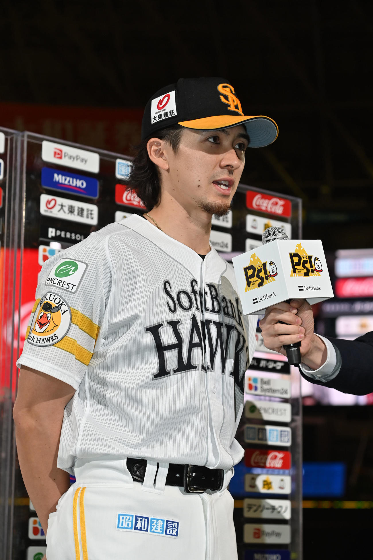 ソフトバンク対オリックス　インタビューに応じる上沢直之（撮影・林敢治）