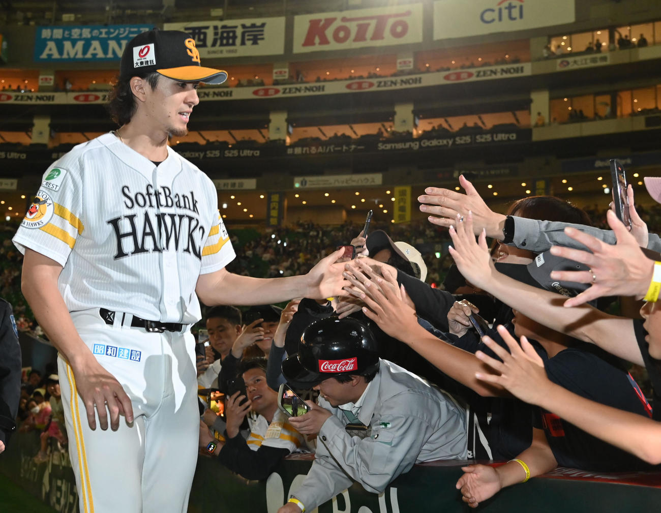 ソフトバンク対オリックス　ファンとタッチを交わす上沢（左）（撮影・林敢治）