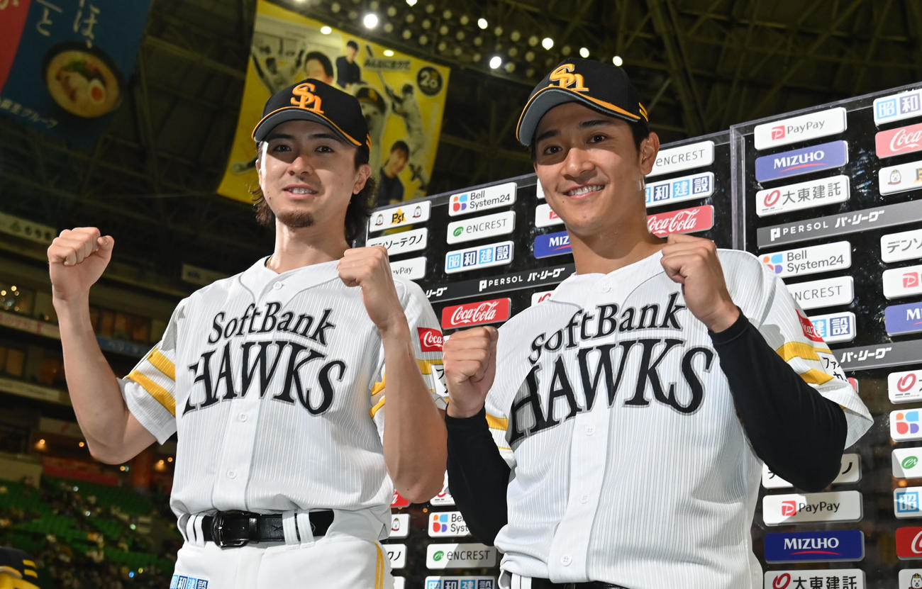 ソフトバンク対オリックス　笑顔で撮影に応じる上沢（左）と柳町（撮影・林敢治）