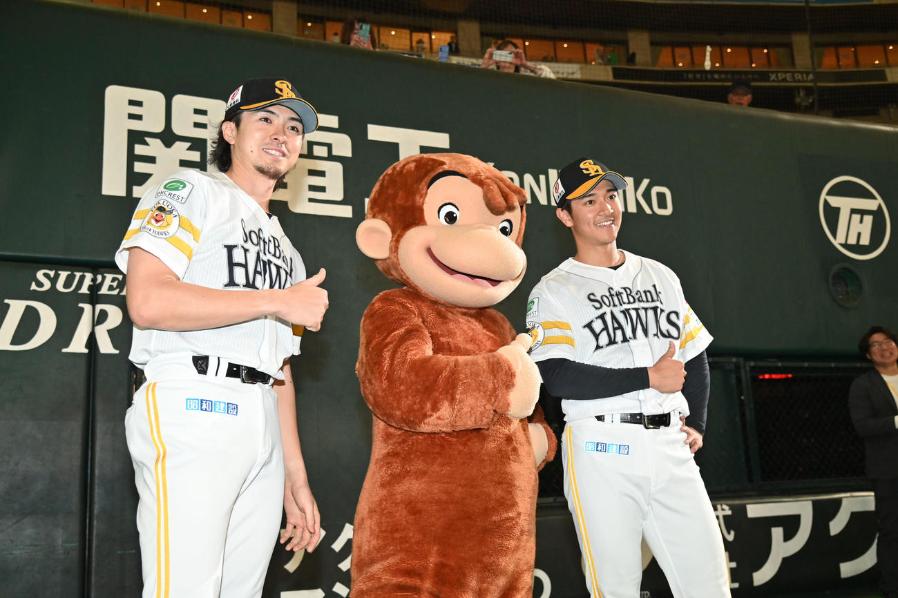ソフトバンク対オリックス　笑顔で撮影に応じる左から上沢、おさるのジョージ、柳町（撮影・林敢治）