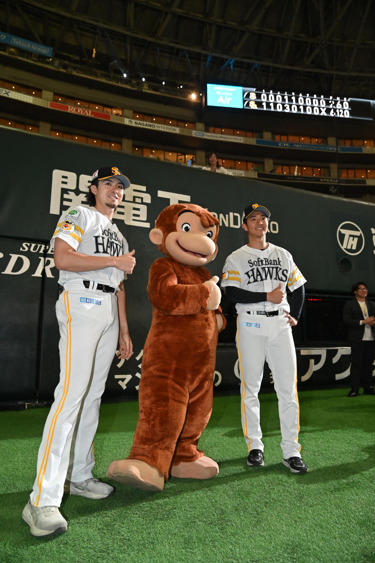 ソフトバンク対オリックス　笑顔で撮影に応じる左から上沢、おさるのジョージ、柳町（撮影・林敢治）