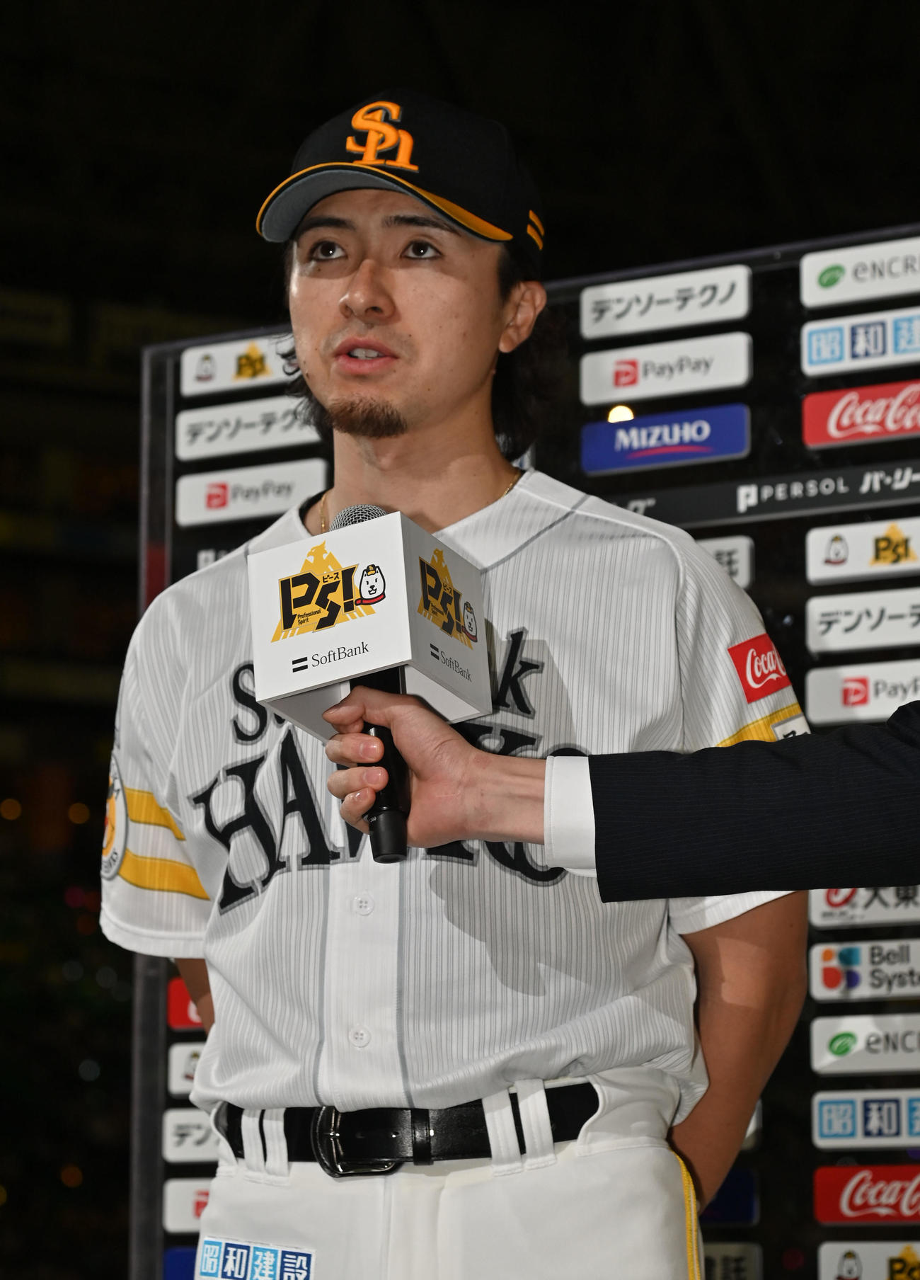ソフトバンク対オリックス　インタビューに応じる上沢直之（撮影・林敢治）