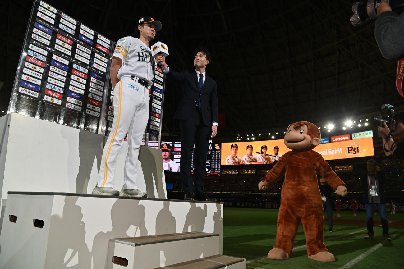 ソフトバンク対オリックス　インタビューに応じる上沢直之（左）（撮影・林敢治）