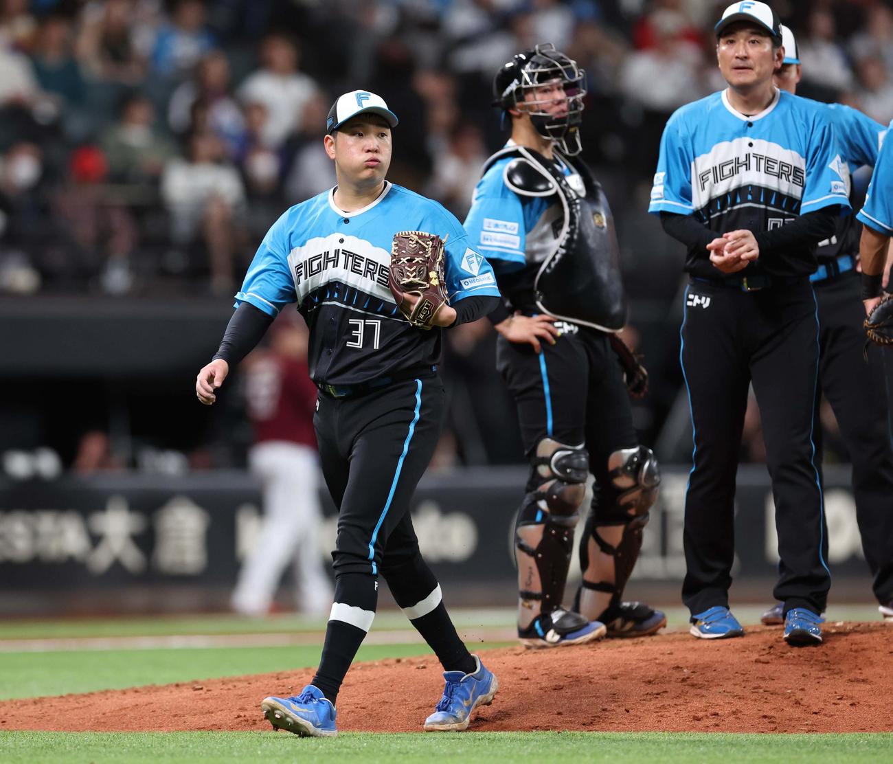 日本ハム対楽天　6回途中降板の古林睿煬（撮影・黒川智章）
