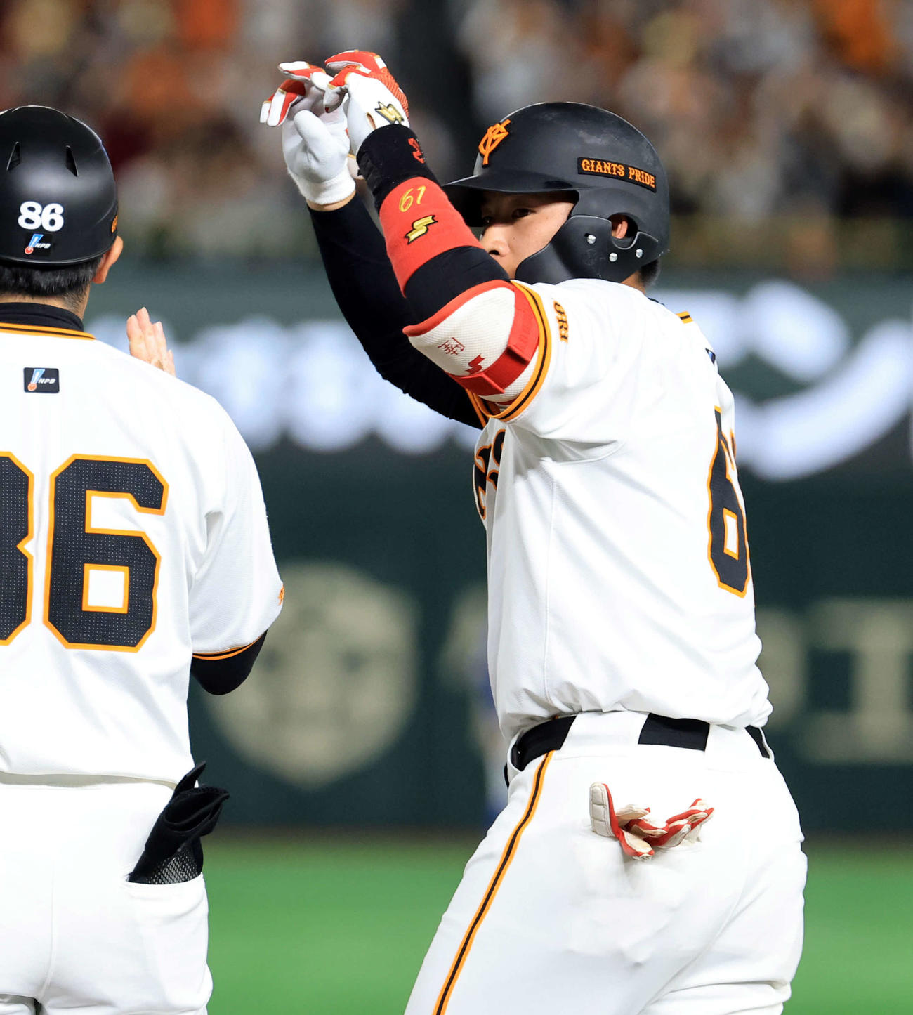 巨人対中日　7回裏巨人無死、増田陸は左前打を放ちポーズ（撮影・浅見桂子）