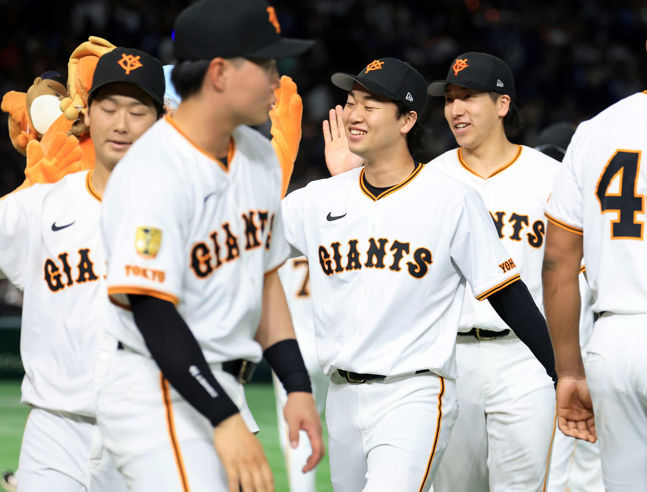 巨人対中日　2－0で勝利し、ナインと笑顔で喜び合う山崎（中央）（撮影・浅見桂子）