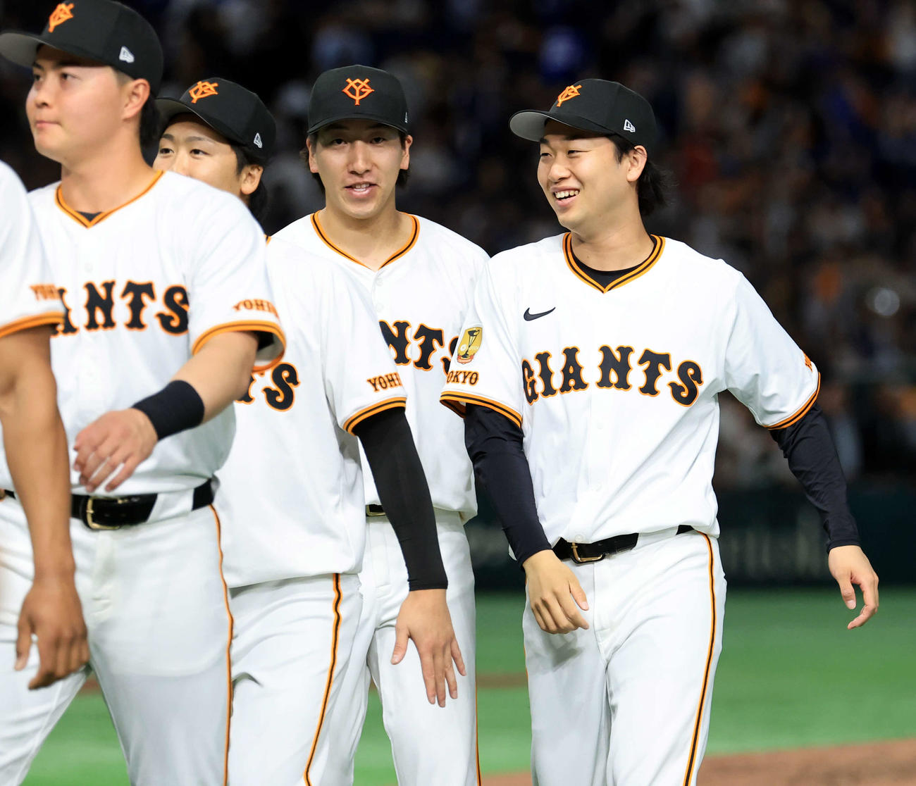 巨人対中日　2－0で勝利し、勝利投手の大勢（左奥）と笑顔で喜び合う山崎（撮影・浅見桂子）