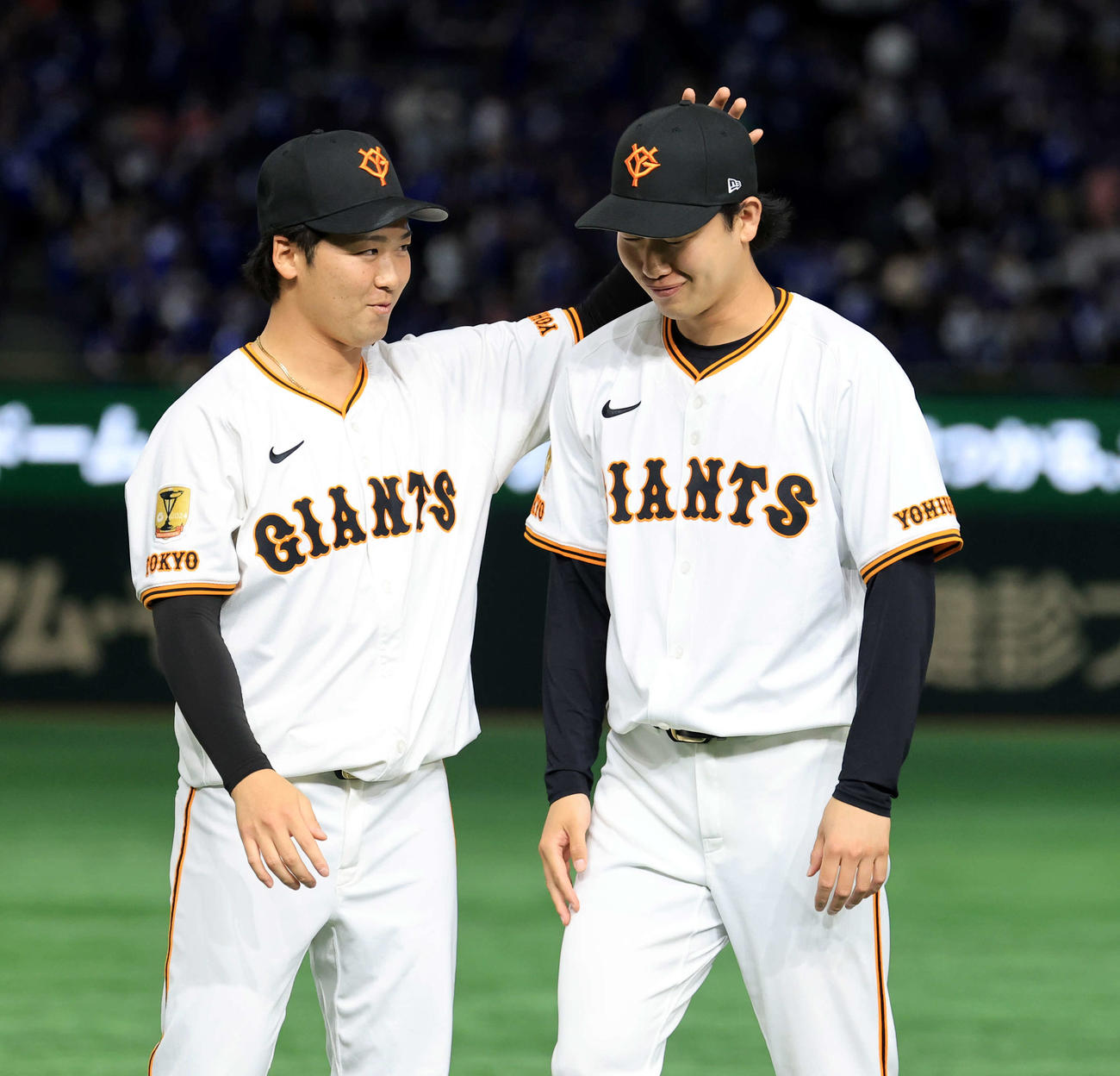巨人対中日　球団タイとなる28イニング無失点の巨人山崎（右）は、船迫から頭をなでられる（撮影・浅見桂子）
