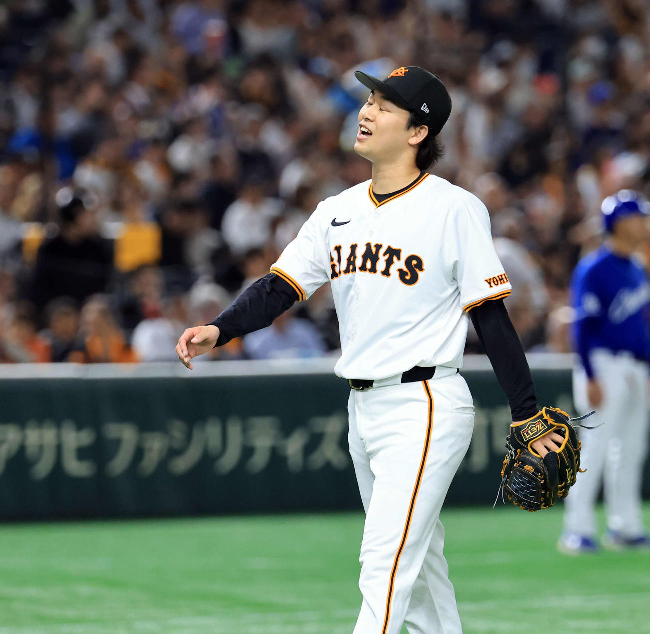 巨人対中日　5回表中日2死一、三塁、細川を右飛に仕留め無失点で抑えた山崎は、ほっとした中に悔しさをにじませた表情で引き揚げる（撮影・浅見桂子）