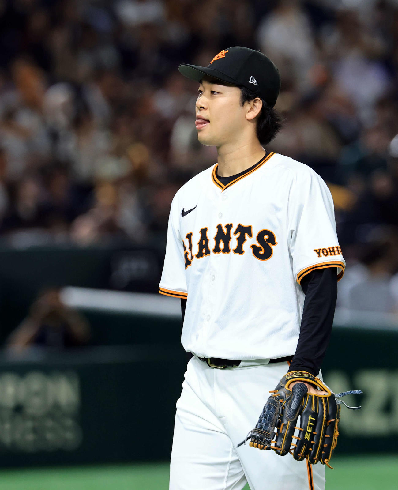 巨人対中日　5回表中日2死一、三塁、細川を右飛に仕留め無失点で抑えた山崎は、ほっとした中に悔しさをにじませた表情で引き揚げる（撮影・浅見桂子）