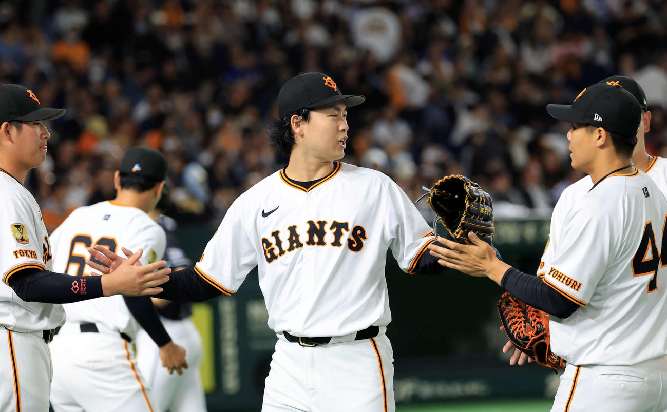 巨人対中日　5回表中日2死一、三塁、細川を右飛に仕留め無失点で抑えた山崎（中央）はナインとハイタッチ（撮影・浅見桂子）