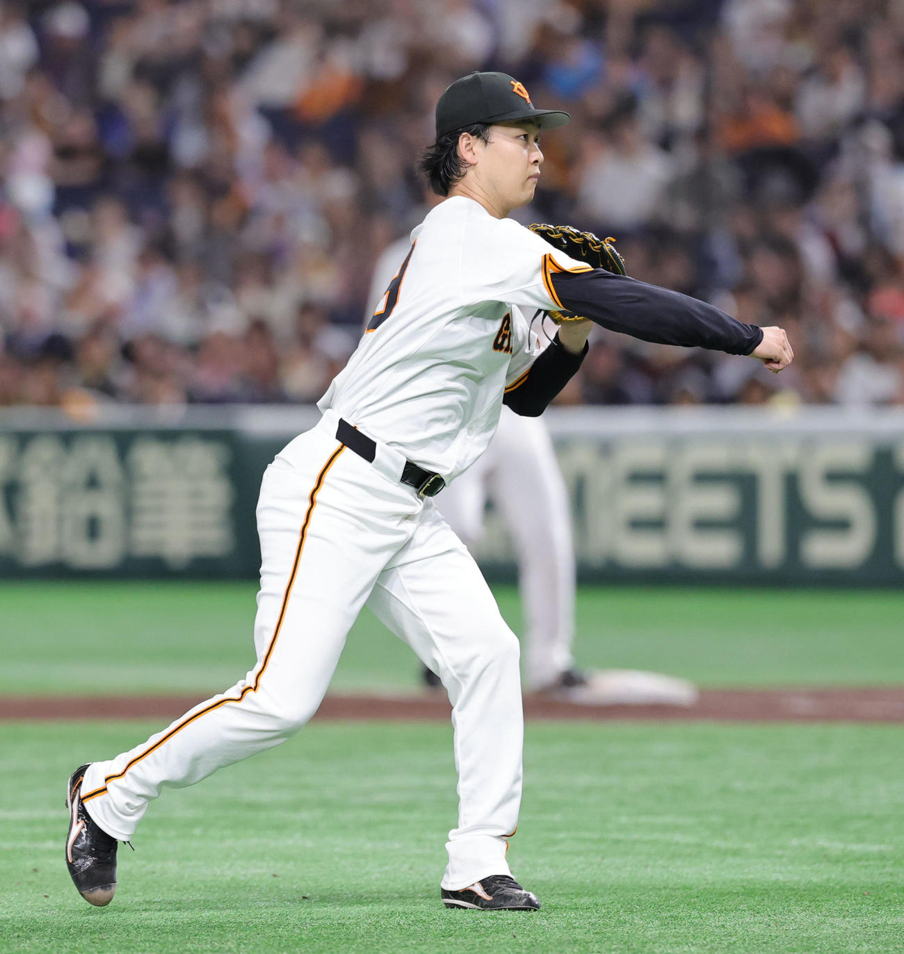 巨人対中日　4回表中日2死満塁、柳の投ゴロで本塁に送球する山崎（撮影・野上伸悟）