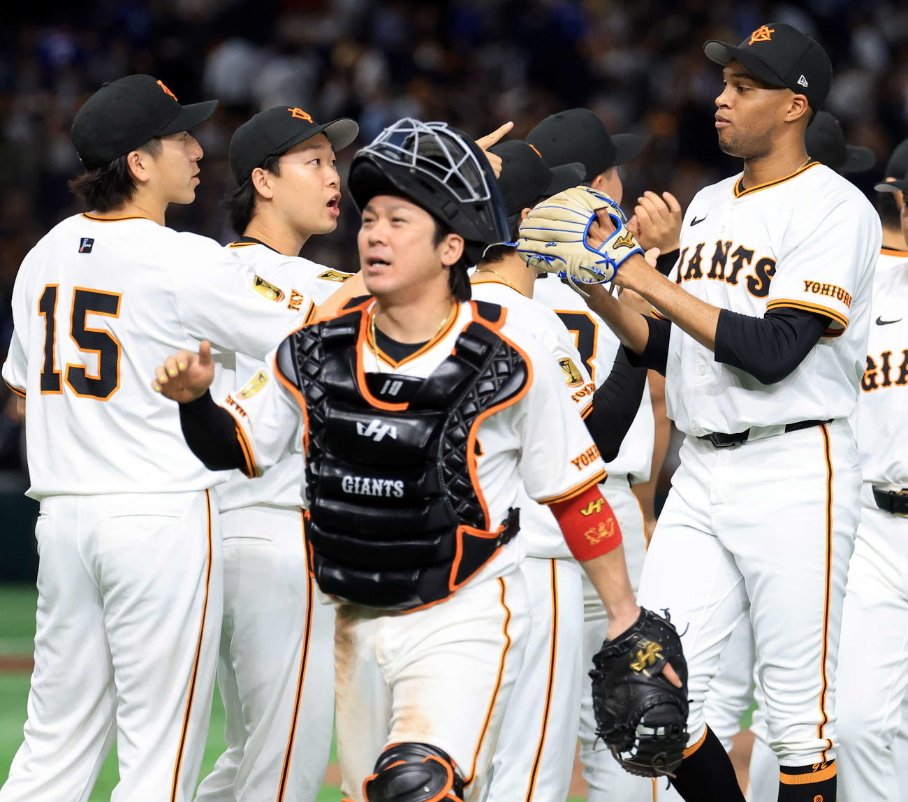 巨人対中日　2－0で勝利し、勝利投手の大勢（左）、山崎（左から2人目）はマルティネスらナインとハイタッチ。手前は甲斐（撮影・浅見桂子）
