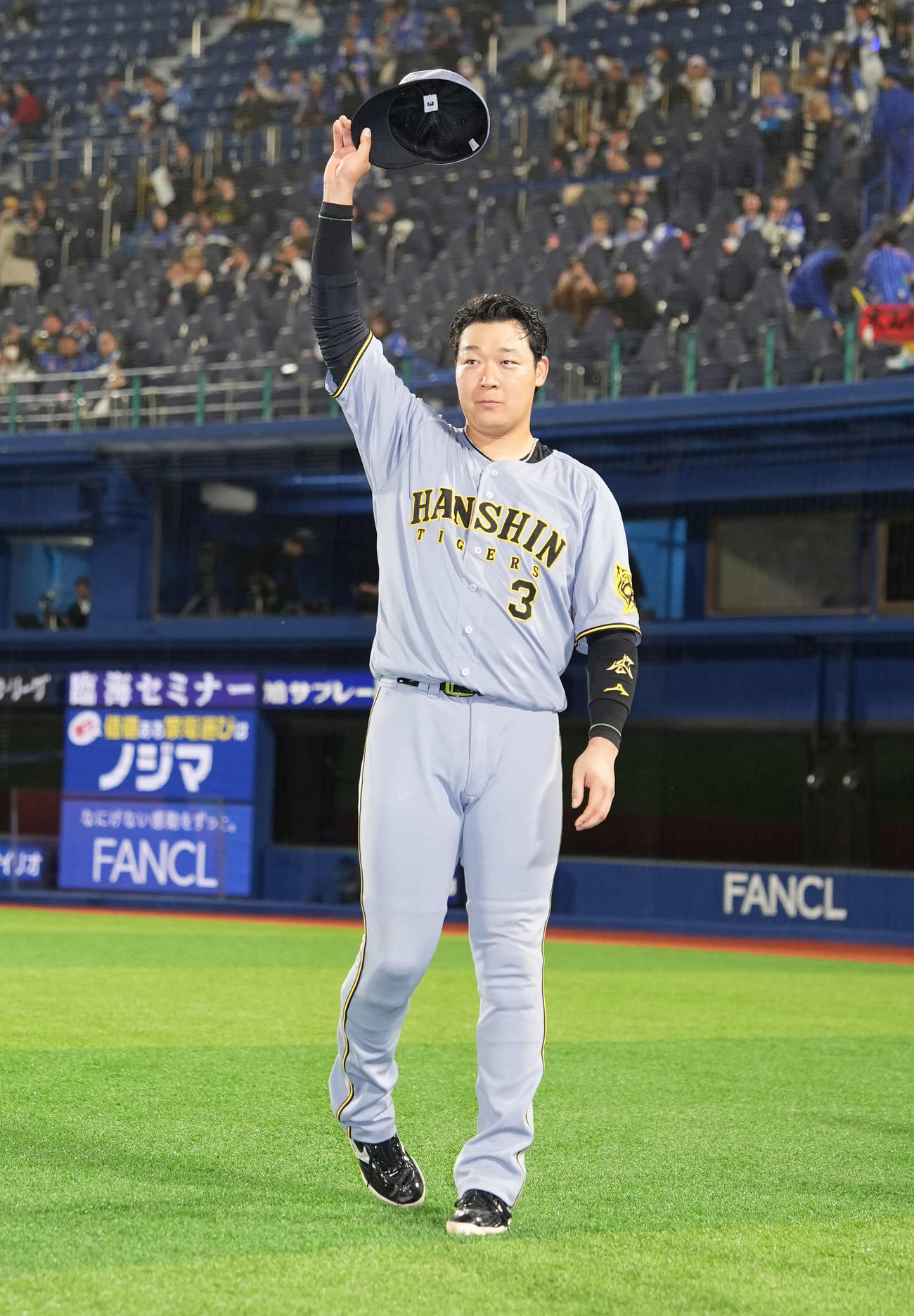 DeNA対阪神　ファンの声援に応える大山（撮影・井上学）