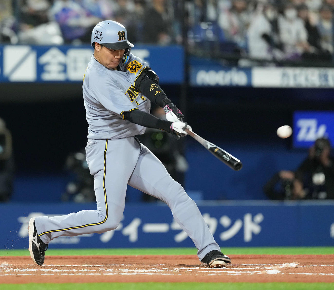 DeNA対阪神　10回表阪神1死、左越えにソロ本塁打を放つ大山（撮影・たえ見朱実）