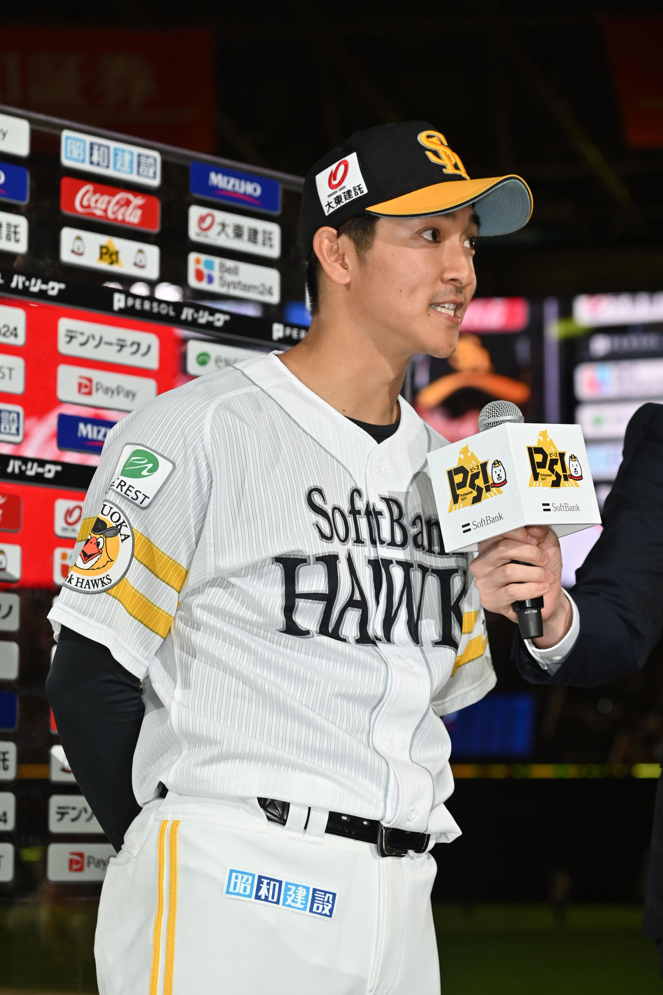 ソフトバンク対オリックス　インタビューに応じる柳町（撮影・林敢治）