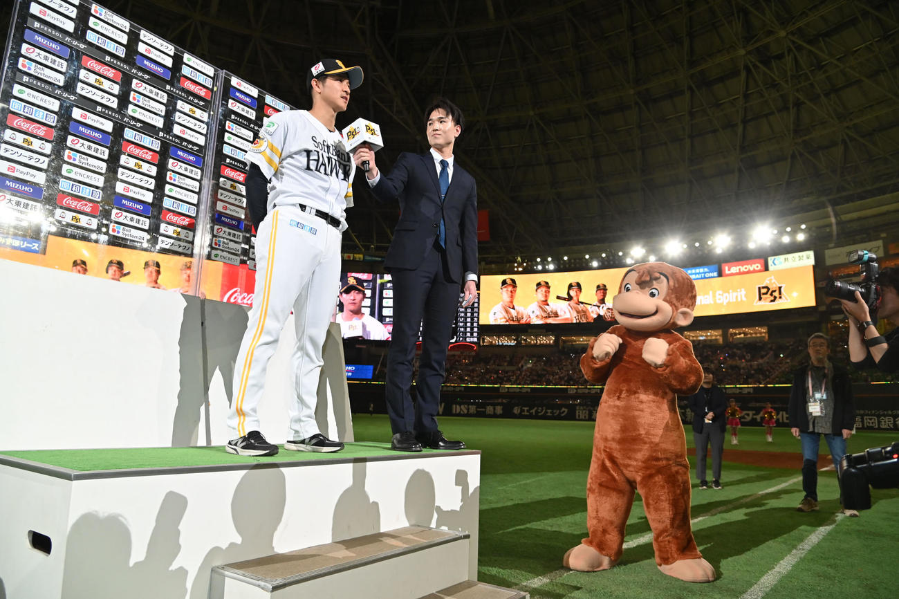 ソフトバンク対オリックス　インタビューに応じる柳町（左）（撮影・林敢治）