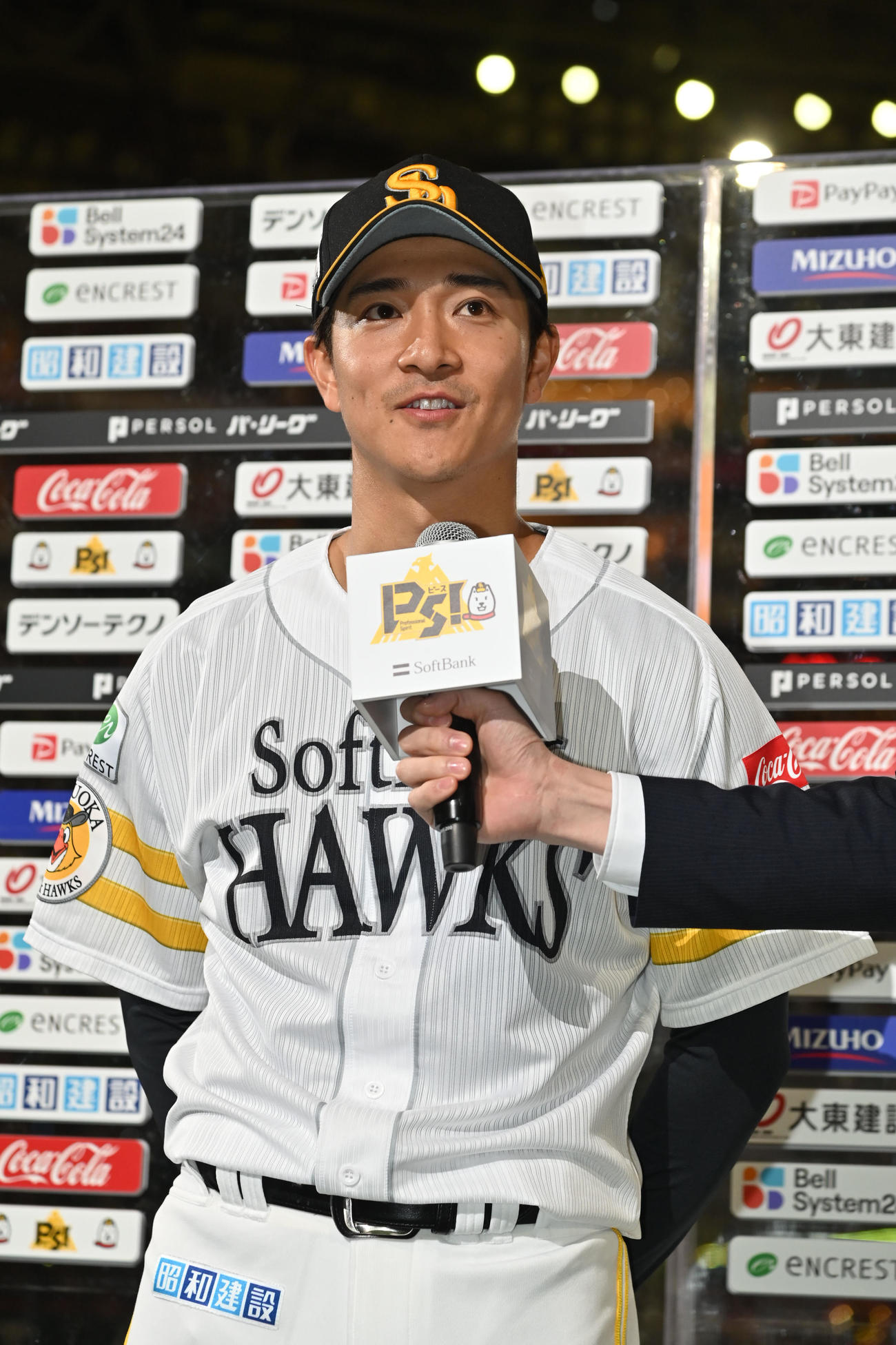 ソフトバンク対オリックス　インタビューに応じる柳町（撮影・林敢治）