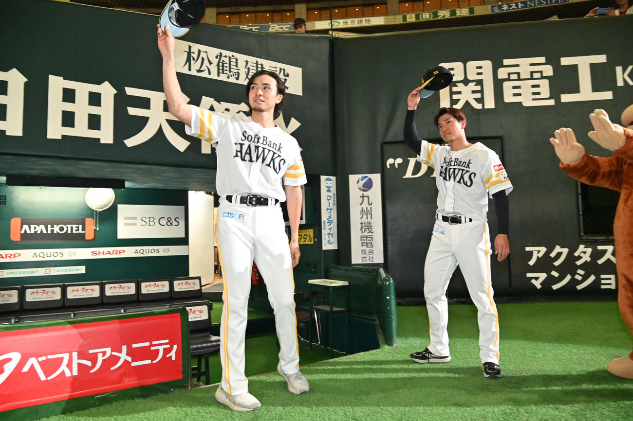 ソフトバンク対オリックス　ファンの声援に応じる上沢（左）と柳町（撮影・林敢治）