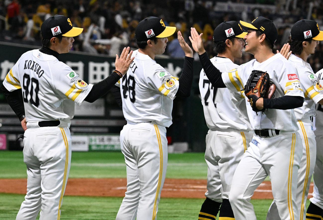 ソフトバンク対オリックス　勝利を収め小久保監督（左）とタッチを交わす柳町（撮影・林敢治）