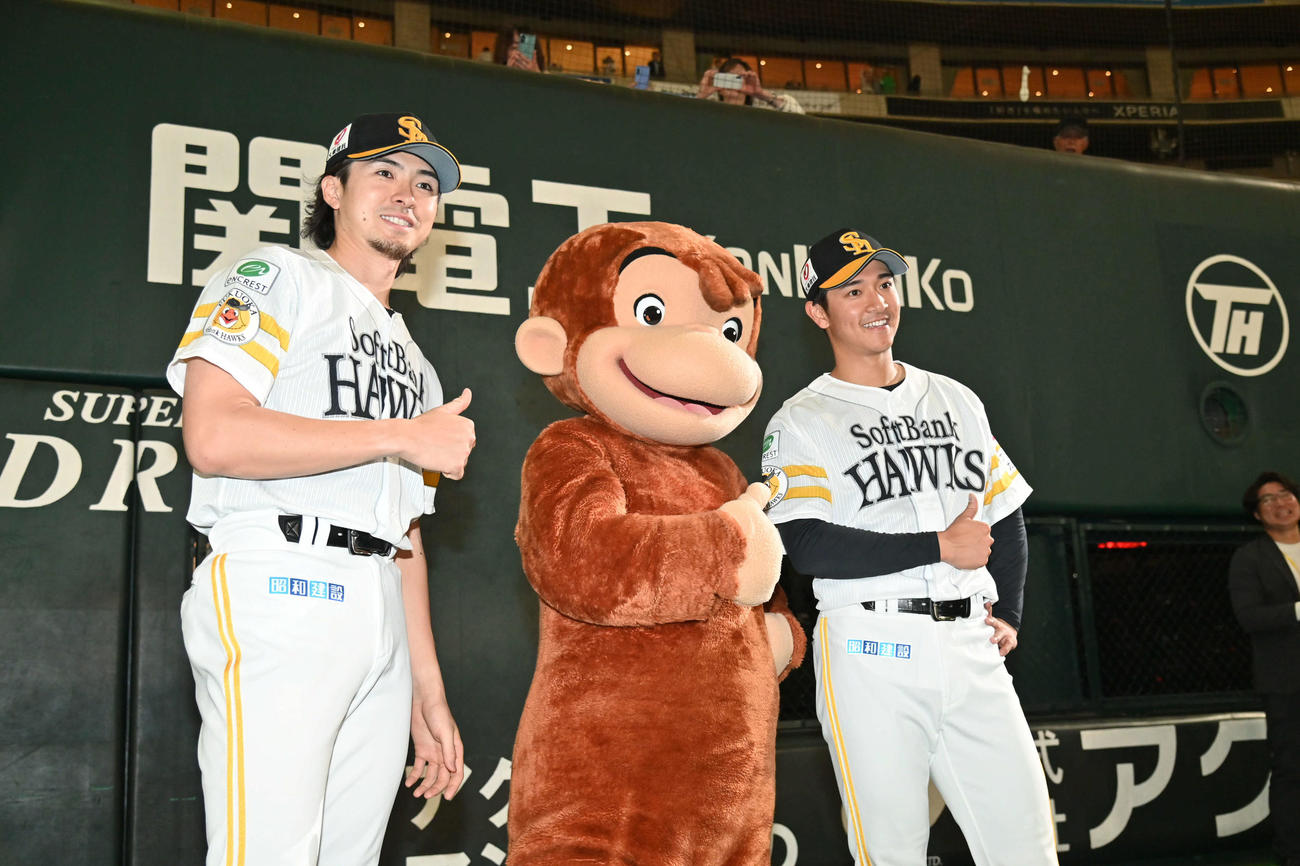 ソフトバンク対オリックス　笑顔で撮影に応じる左から上沢、おさるのジョージ、柳町（撮影・林敢治）